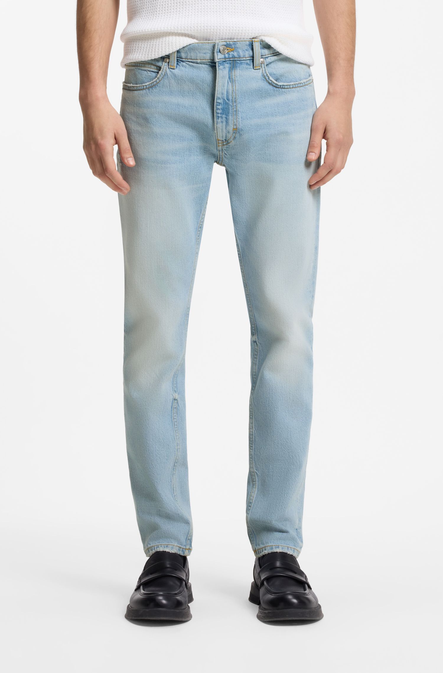 Quần jeans slim fit sát màu xanh dương sáng, chất liệu denim co giãn