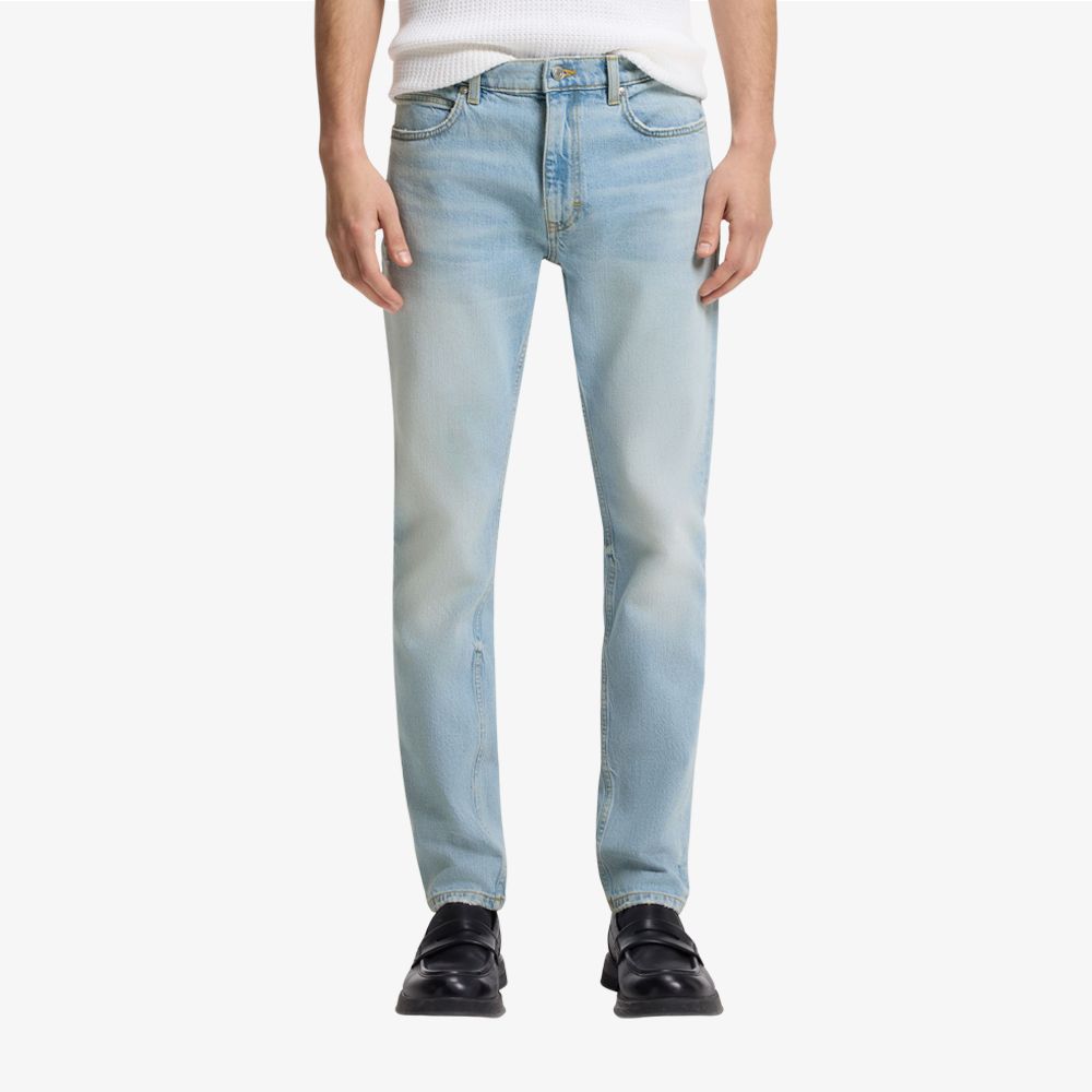Quần jeans slim fit sát màu xanh dương sáng, chất liệu denim co giãn