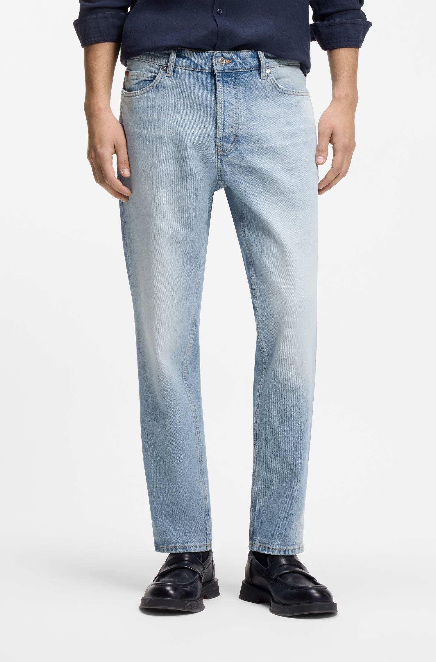 Quần jeans dáng côn màu xanh dương sáng, chất liệu denim co giãn.