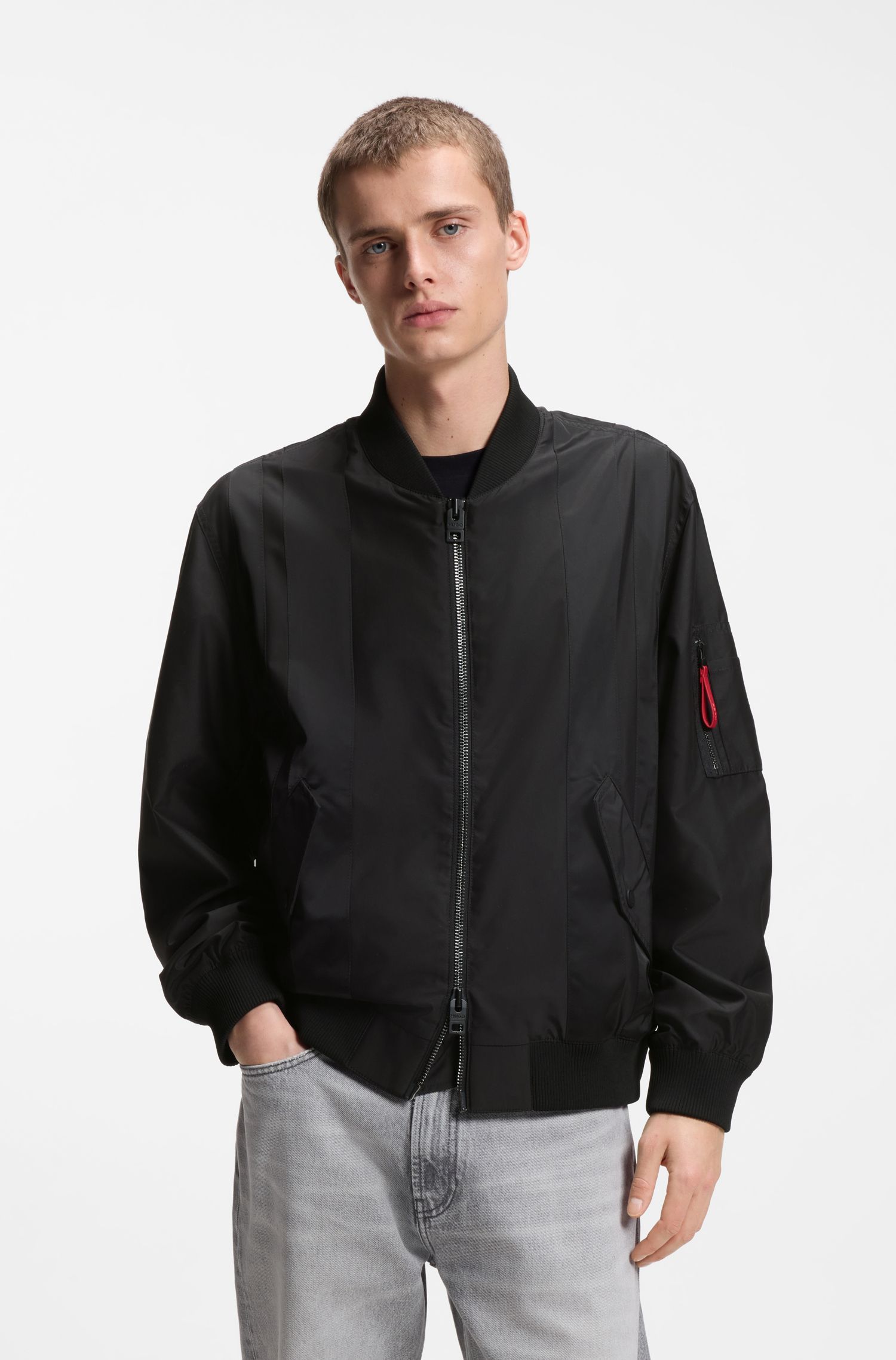 Áo khoác bomber chống thấm nước bằng vải satin tráng phủ.