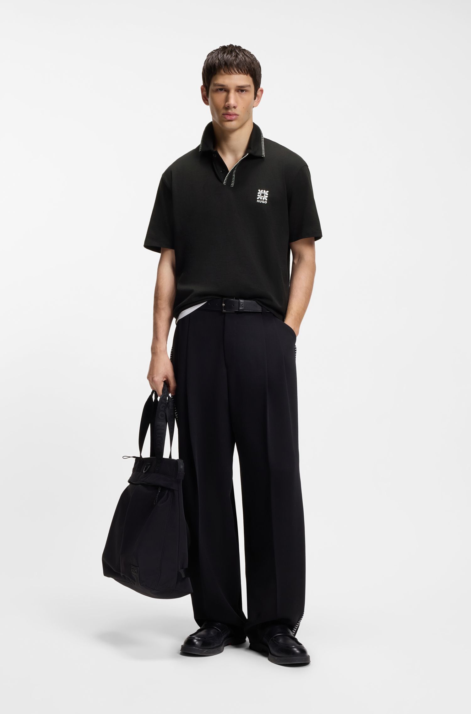Áo polo in logo với đường may viền