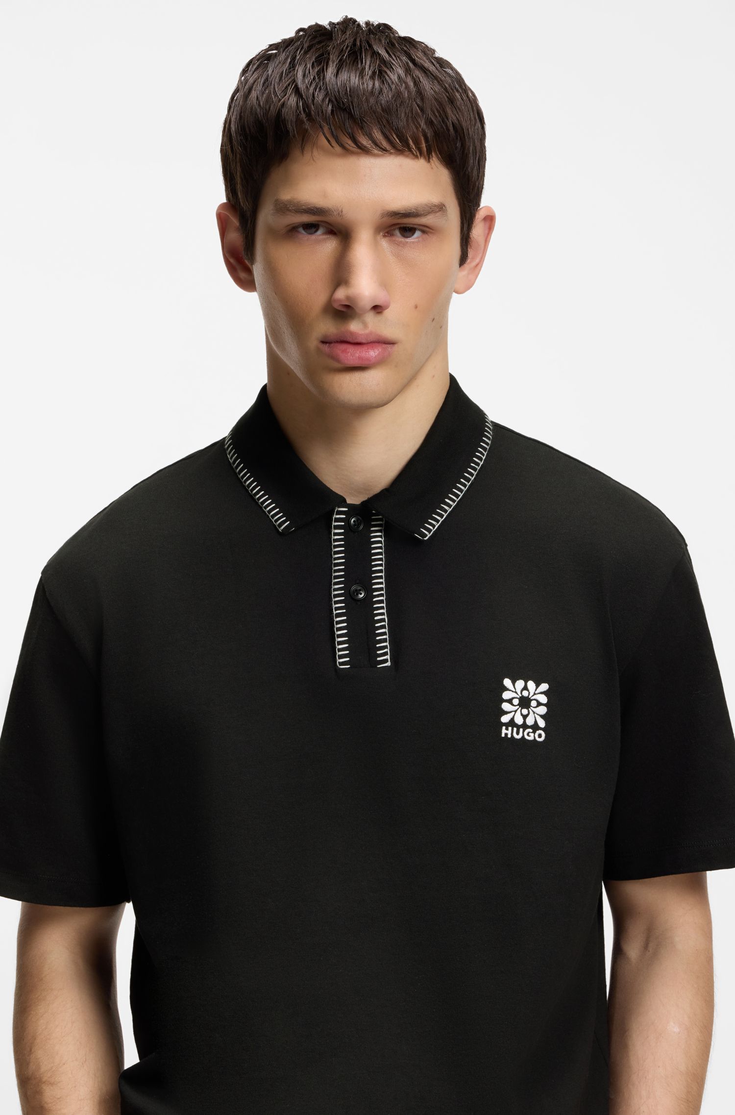 Áo polo in logo với đường may viền