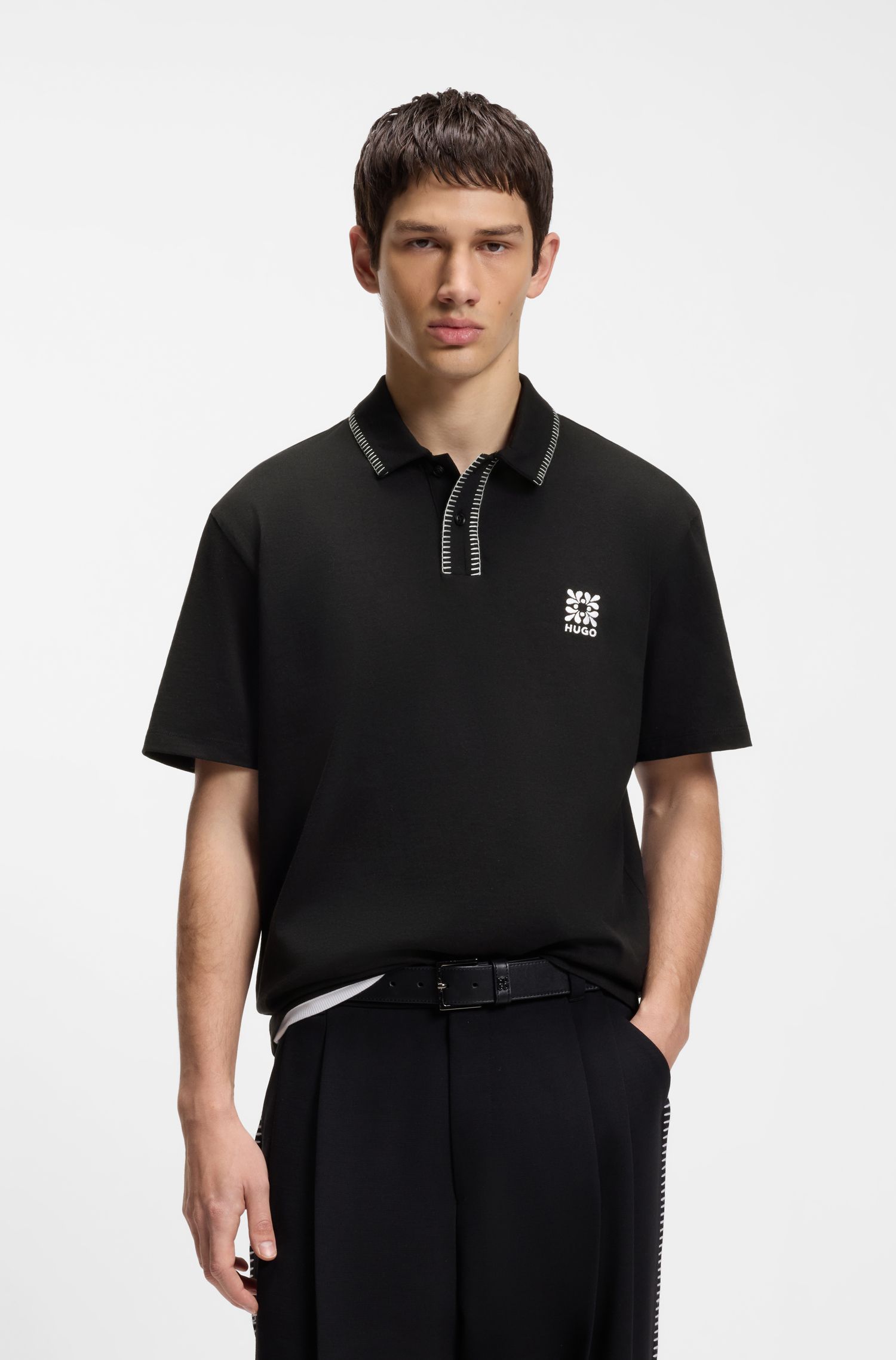 Áo polo in logo với đường may viền