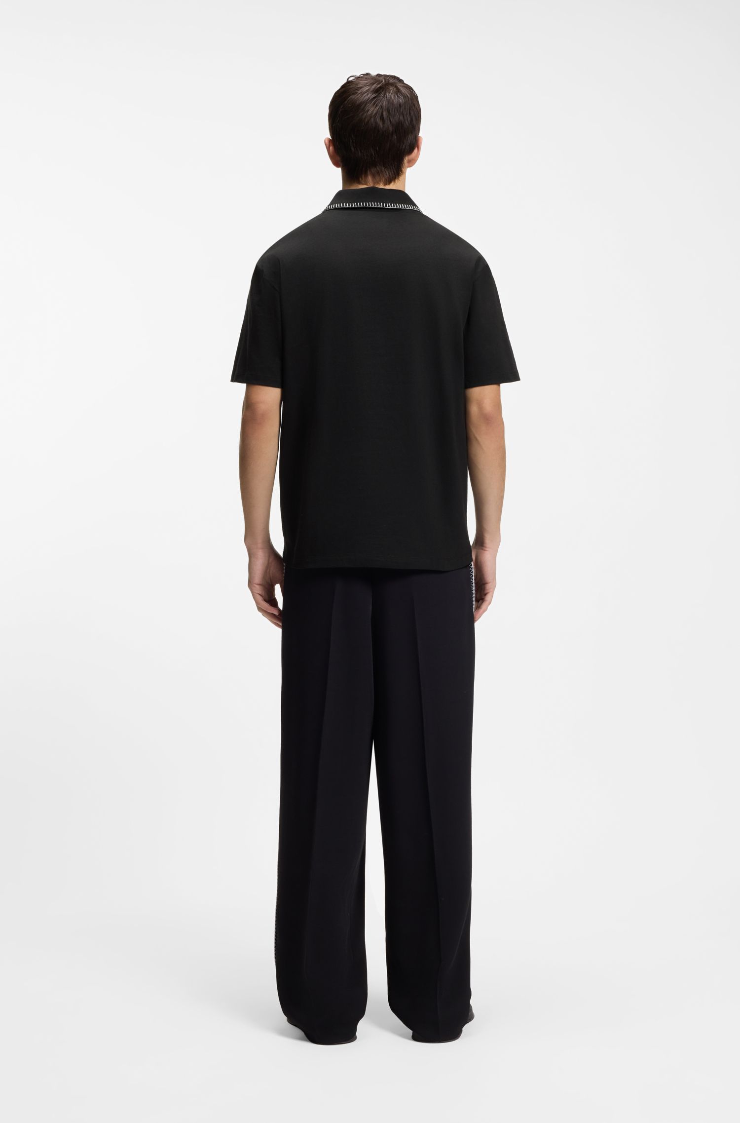Áo polo in logo với đường may viền