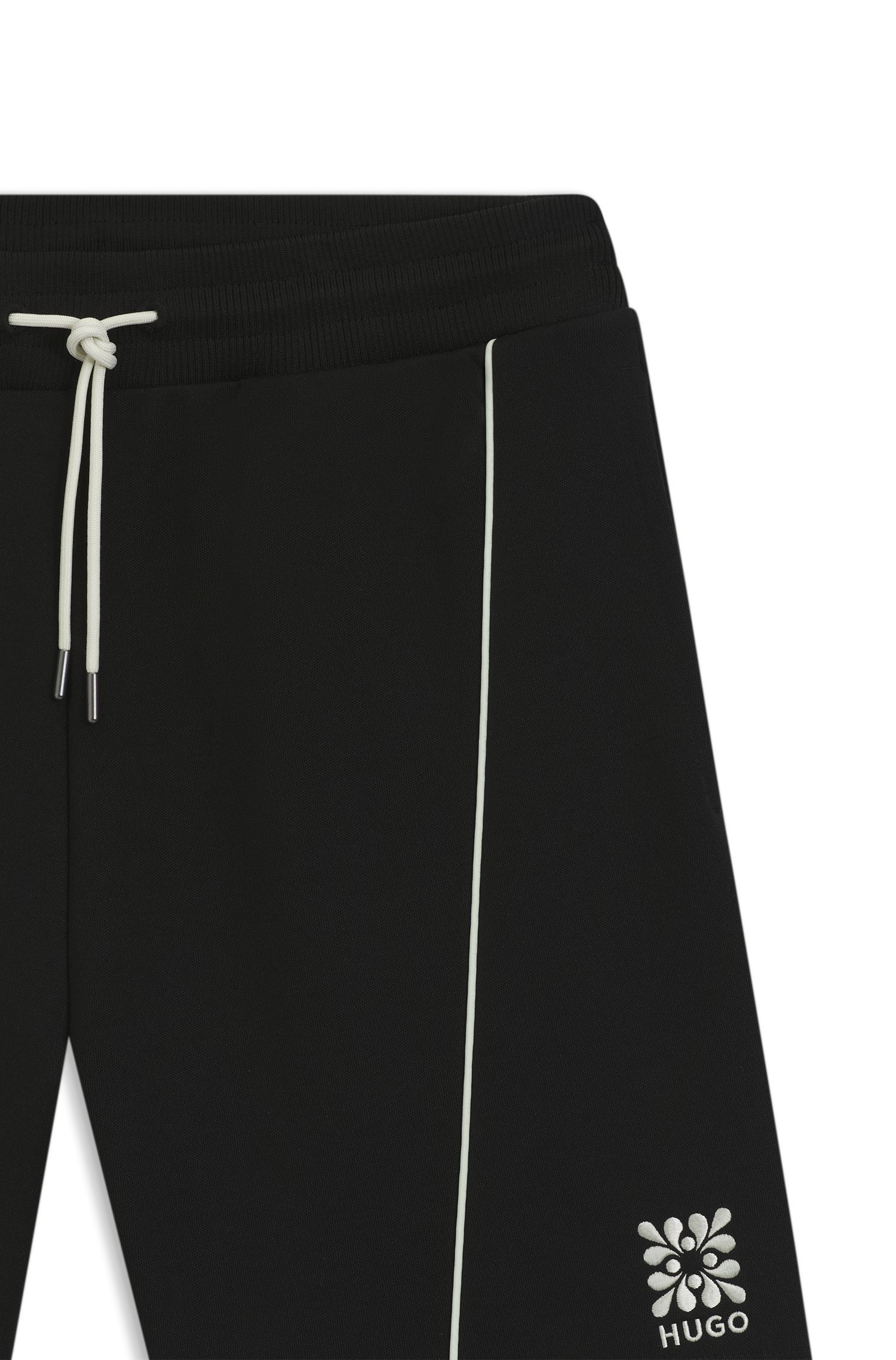 Quần short pha cotton với họa tiết logo thêu.