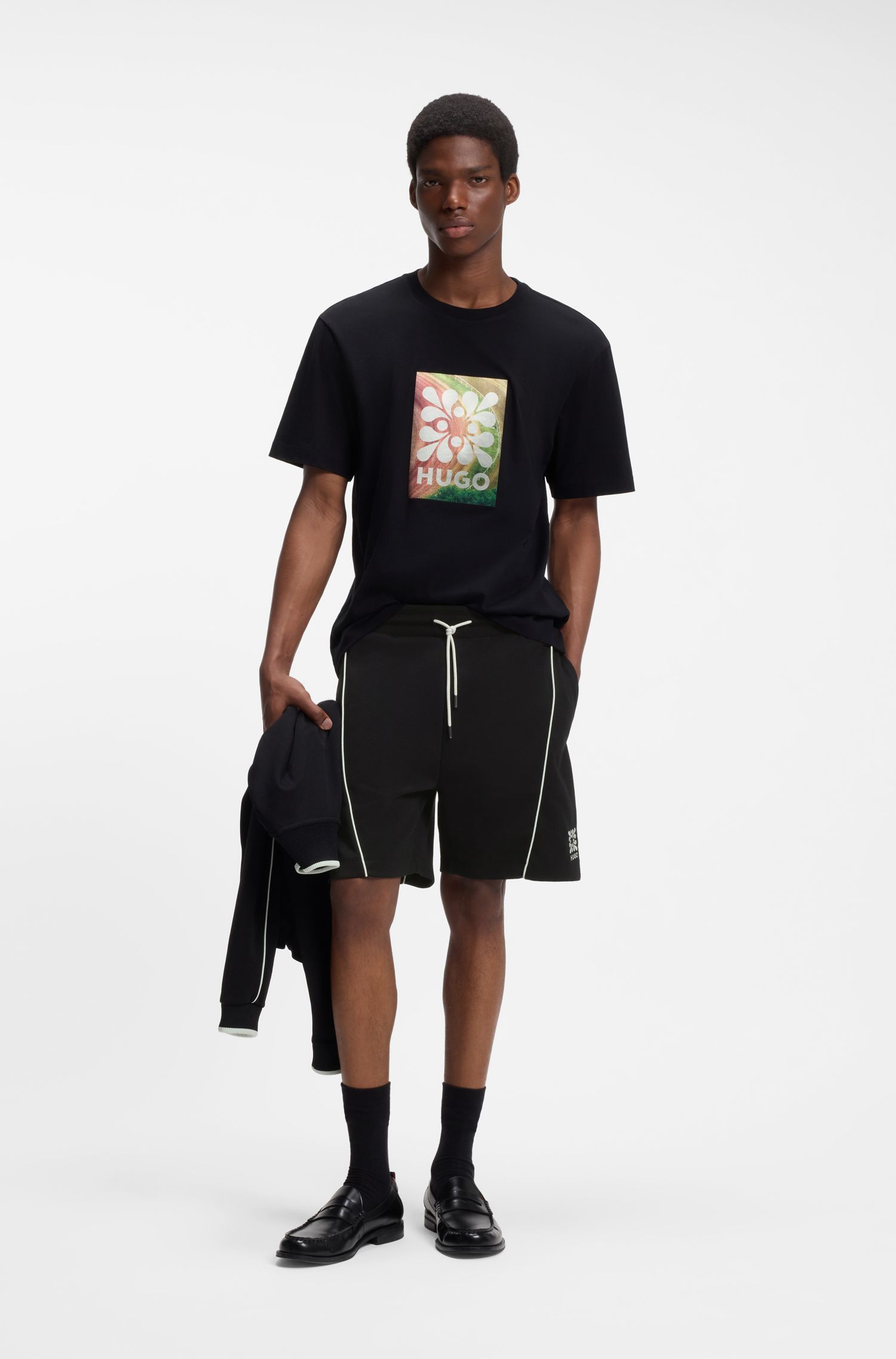 Quần short pha cotton với họa tiết logo thêu.