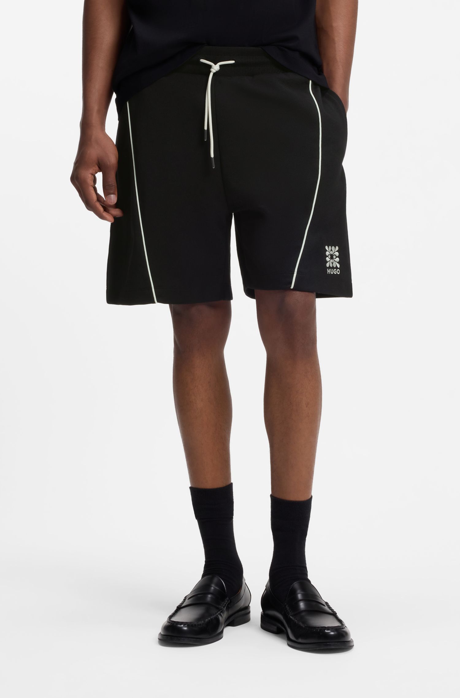 Quần short pha cotton với họa tiết logo thêu.