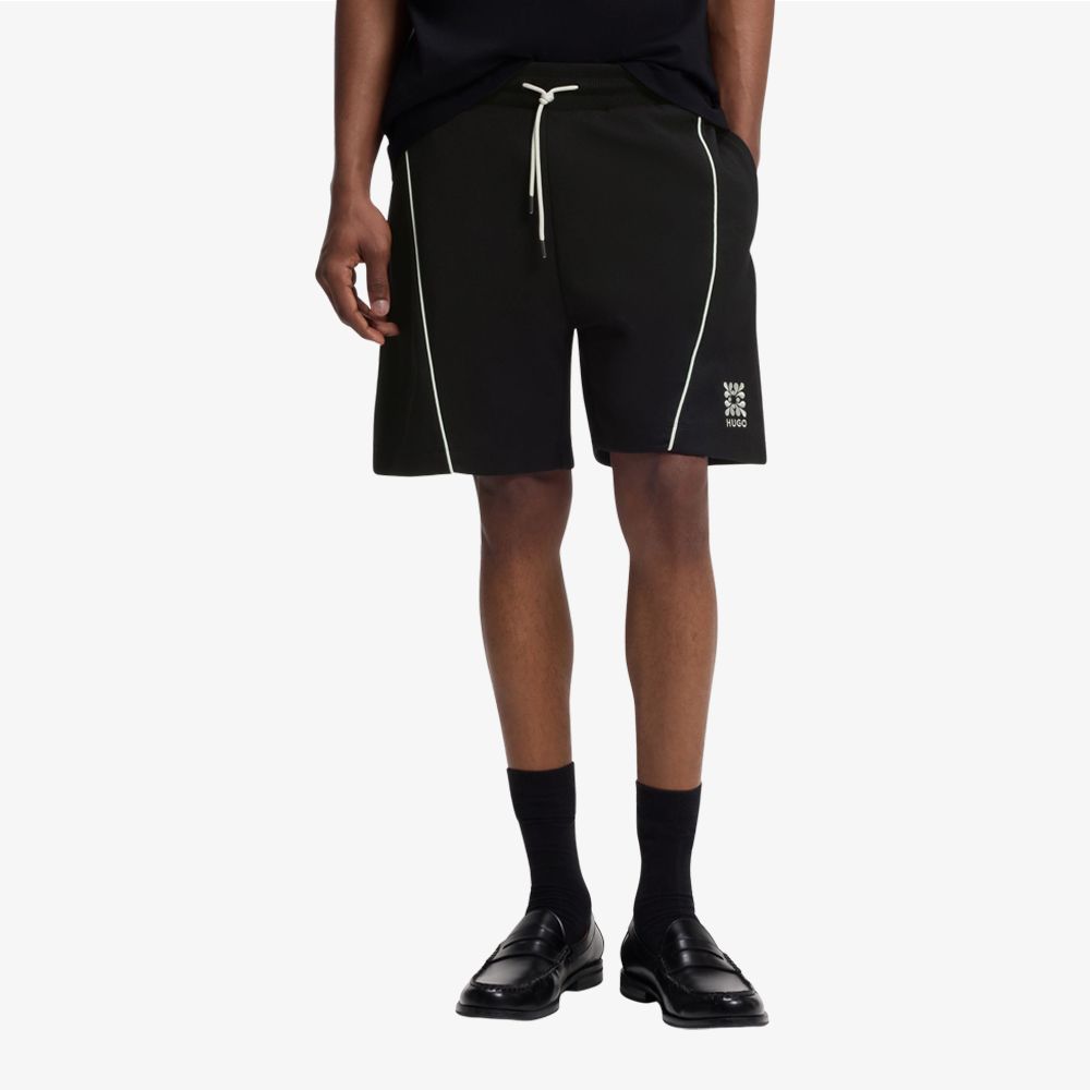 Quần short pha cotton với họa tiết logo thêu.