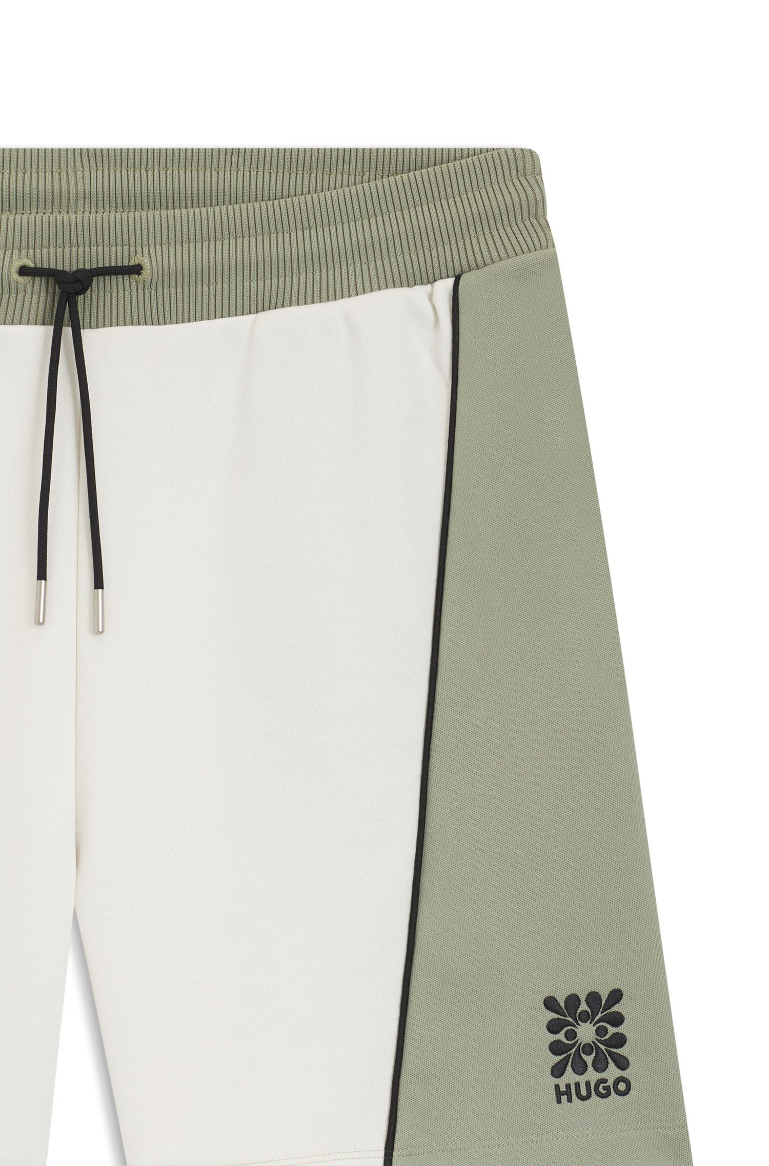 Quần short pha cotton với họa tiết logo thêu.