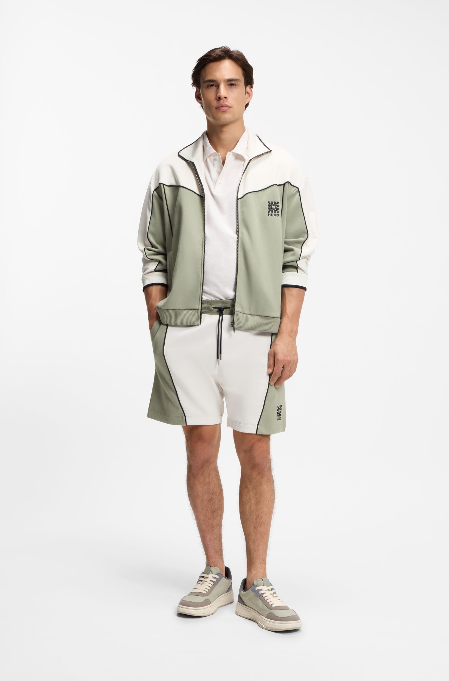 Quần short pha cotton với họa tiết logo thêu.