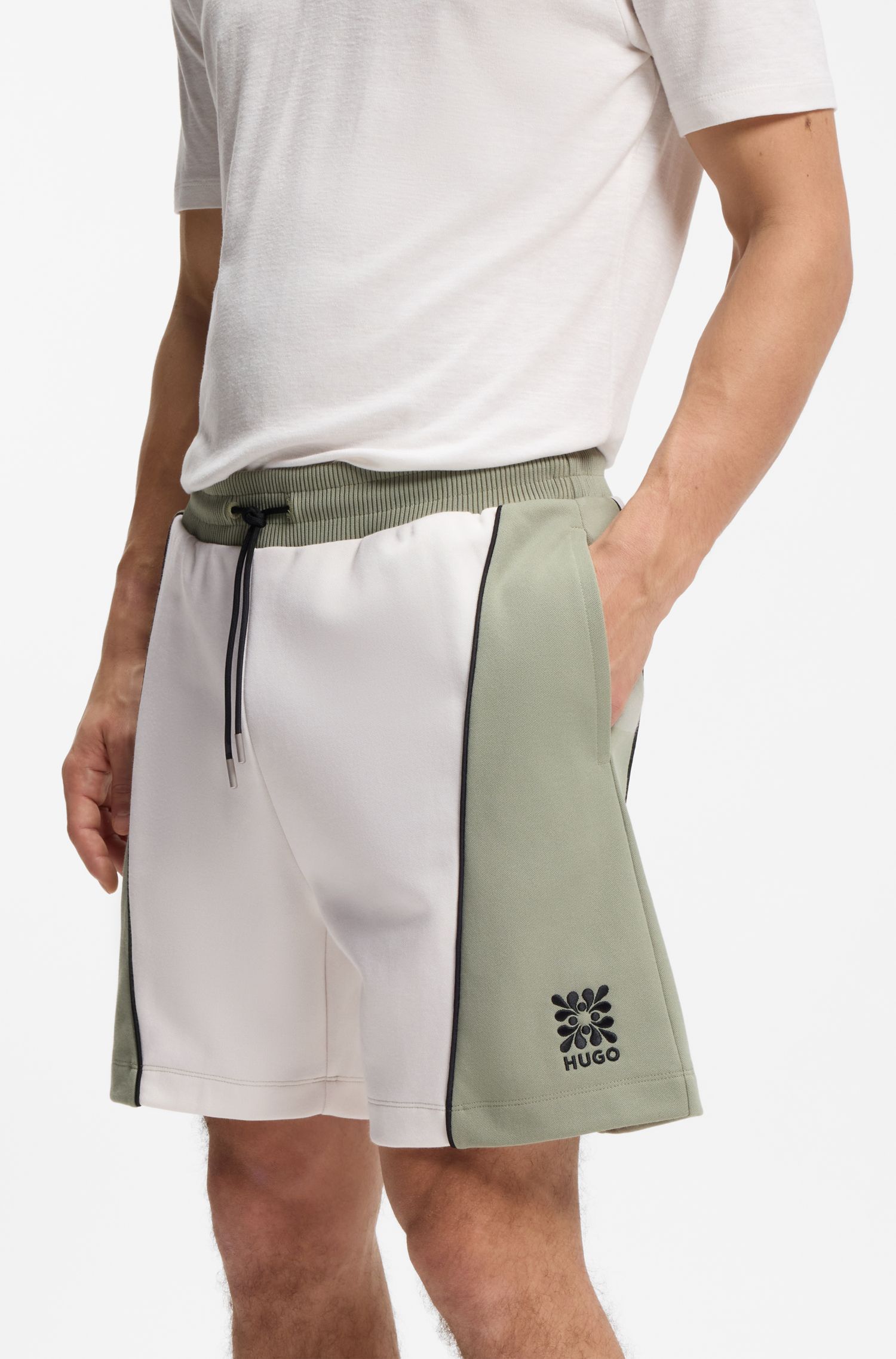 Quần short pha cotton với họa tiết logo thêu.