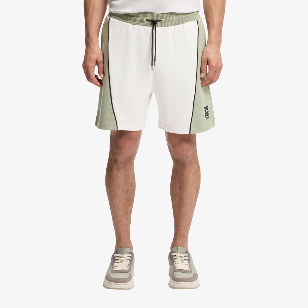Quần short pha cotton với họa tiết logo thêu.