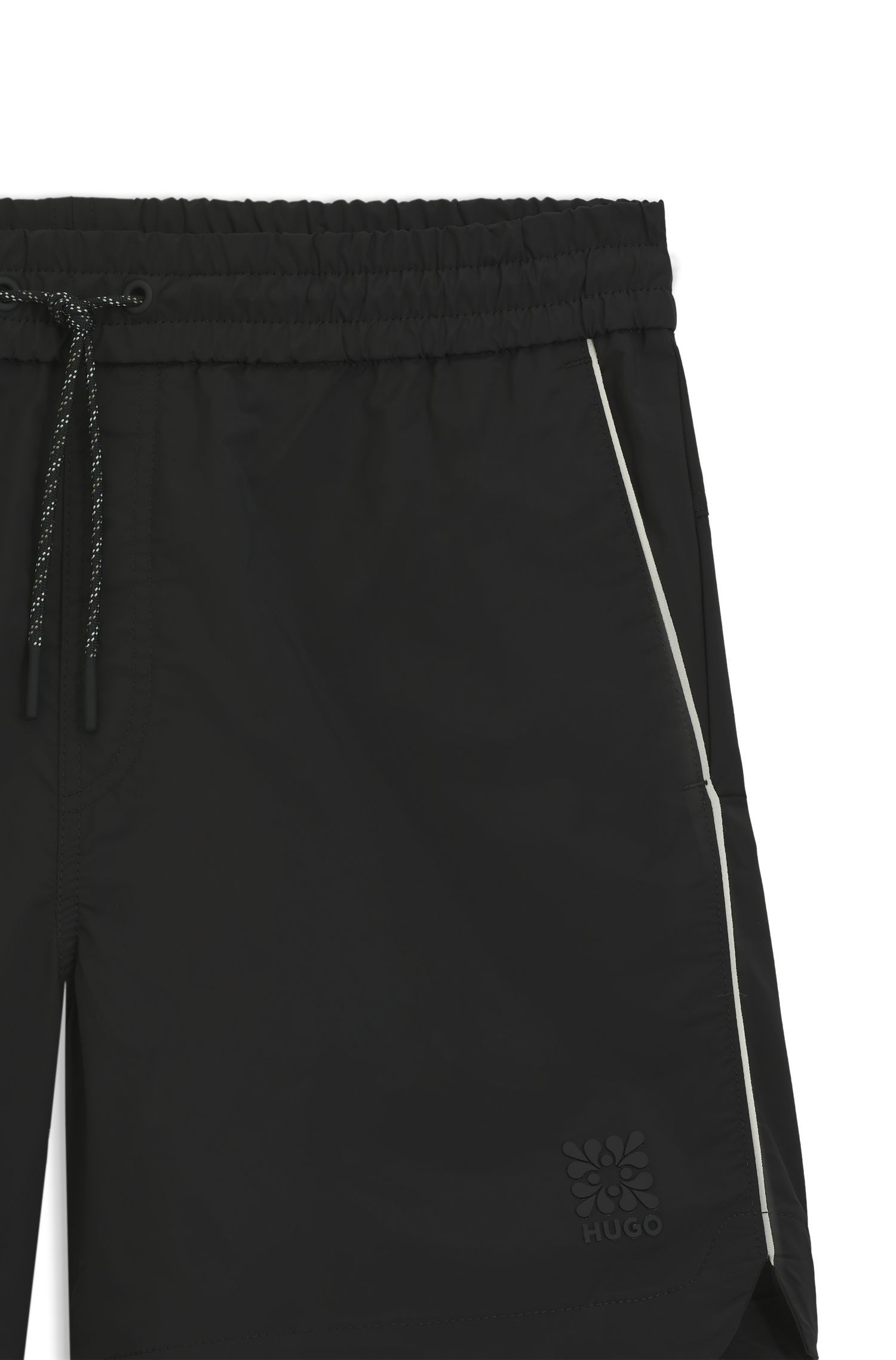 HUGO - Quần short viền tương phản với lớp phủ chống thấm nước.
