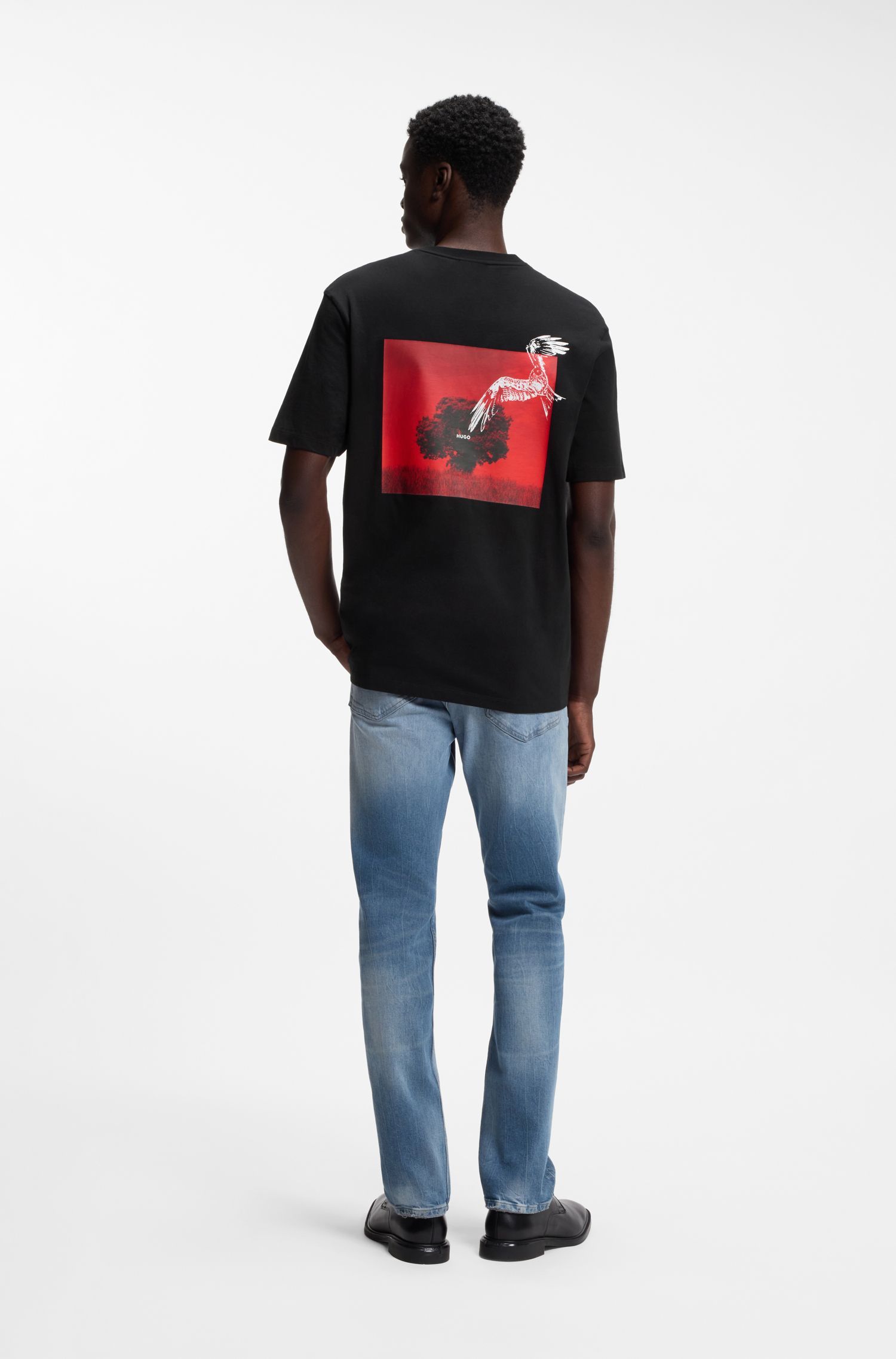 HUGO - Áo thun cotton jersey với hình in ở phía sau.