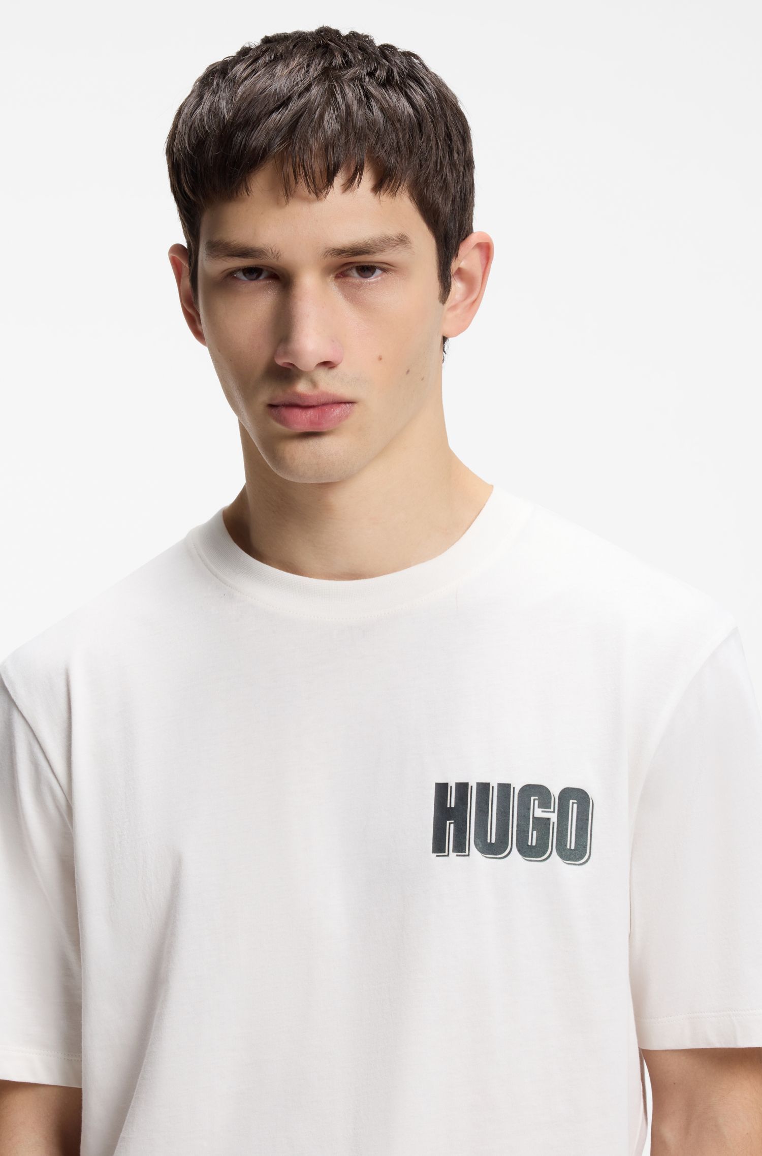 HUGO - Áo thun cotton jersey với hình in ở phía sau.