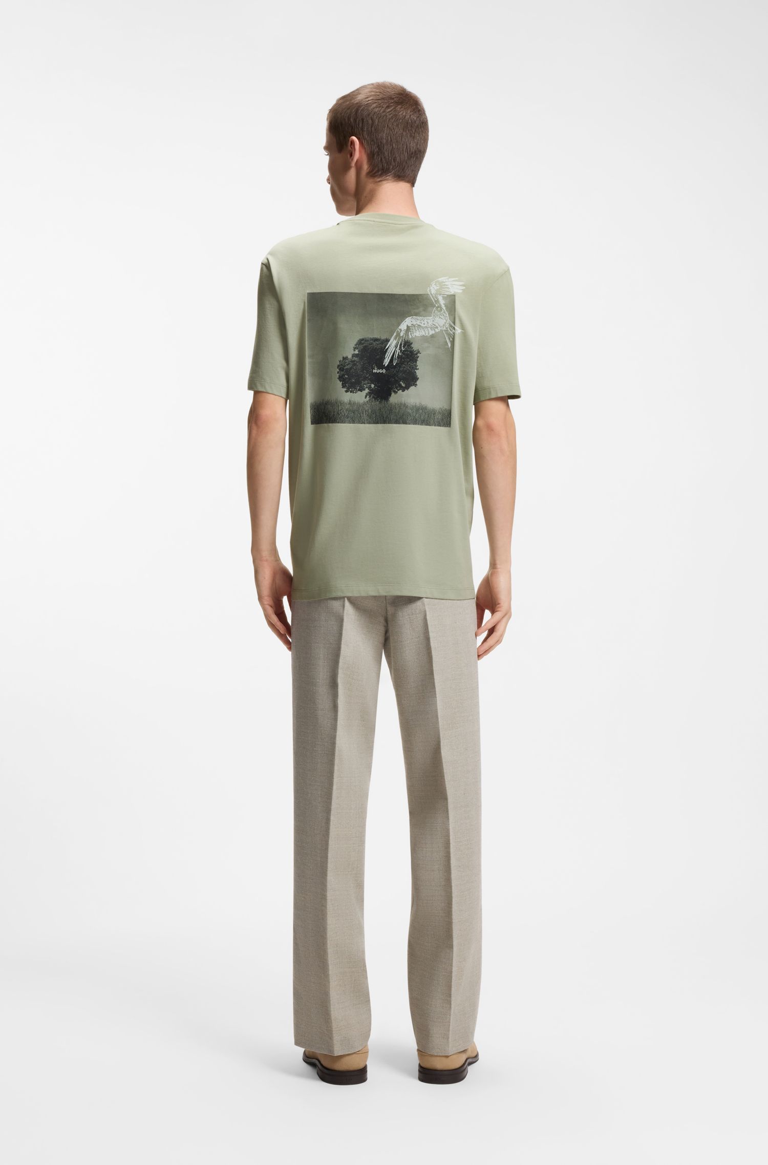 HUGO - Áo thun cotton jersey với hình in ở phía sau.