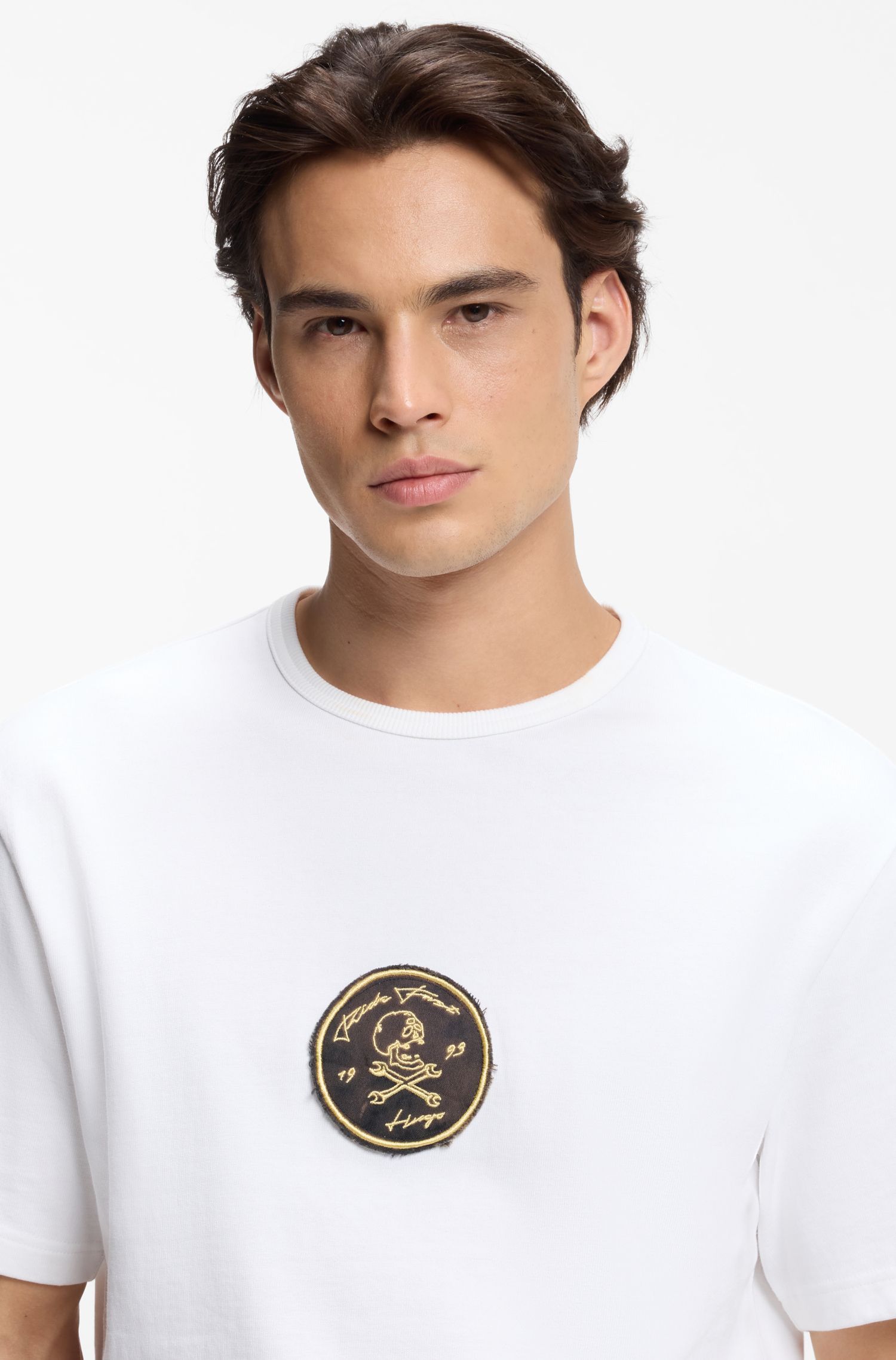 HUGO - Áo thun thêu huy hiệu vải cotton terry