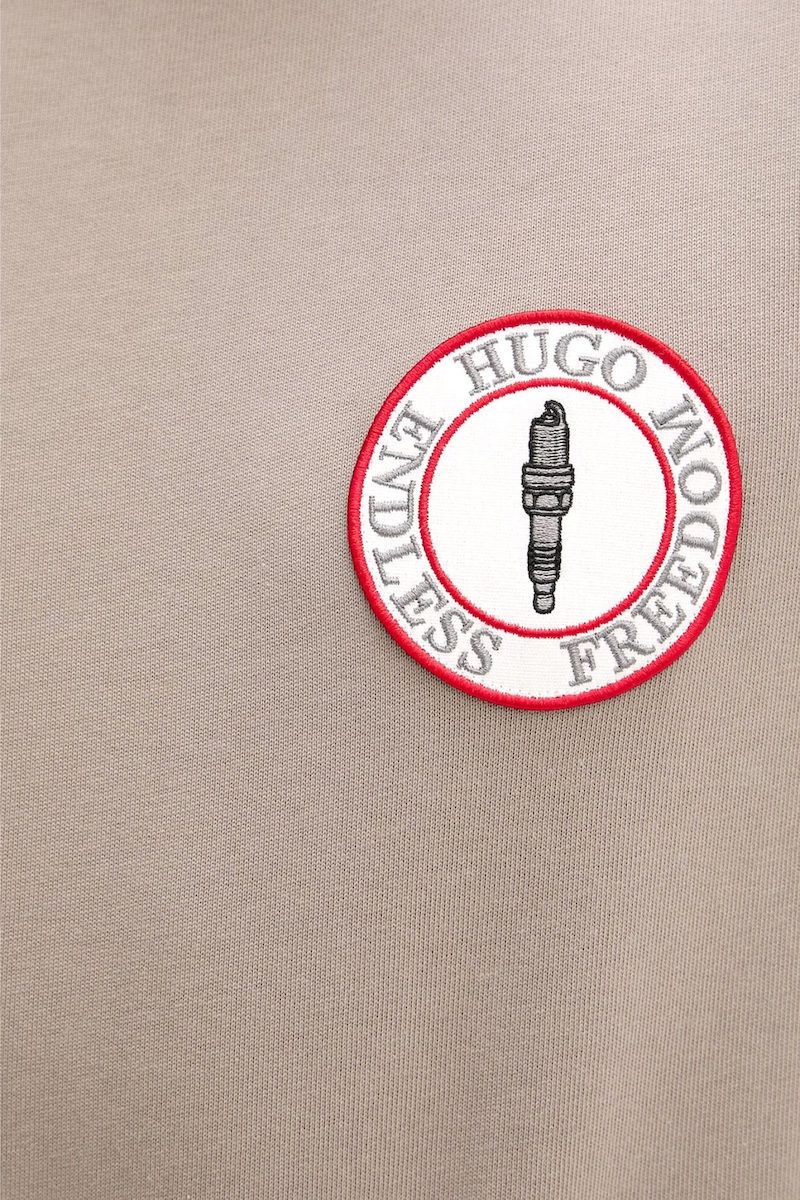 HUGO - Áo thun thêu huy hiệu vải cotton terry