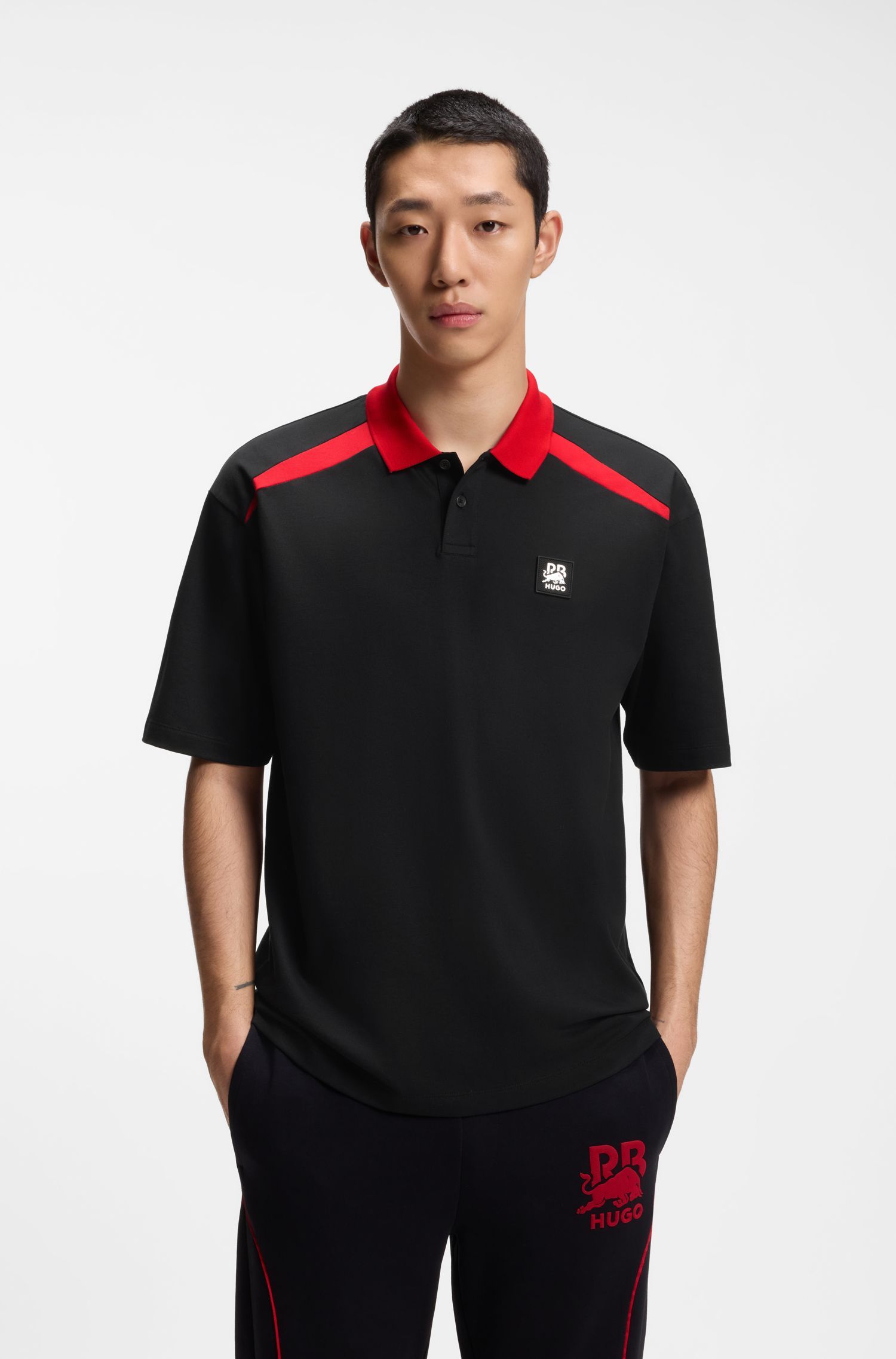 Áo polo cotton co giãn Hugo x RB với họa tiết bò tót