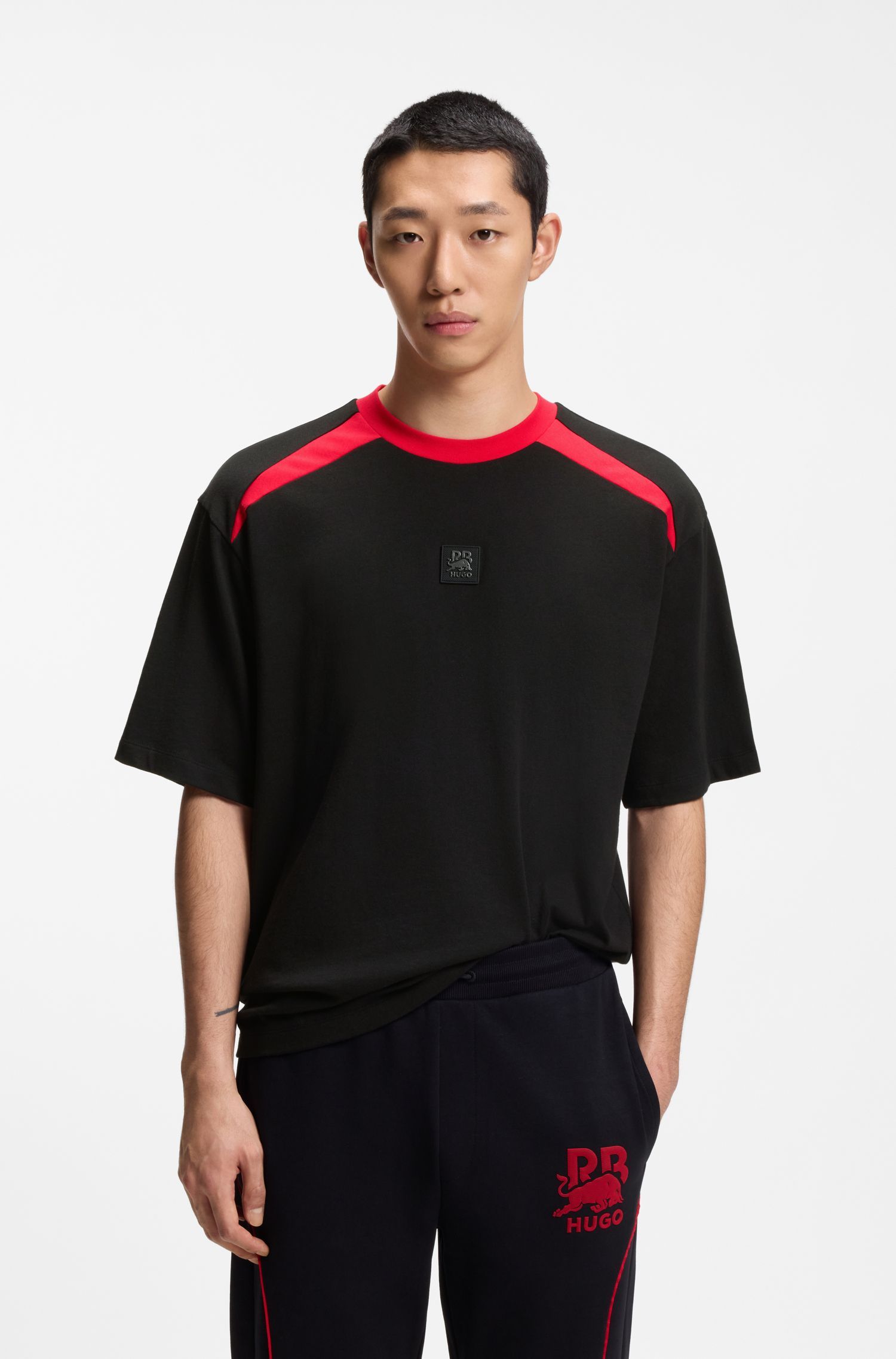 Áo thun cotton Hugo x RB với họa tiết bò tót