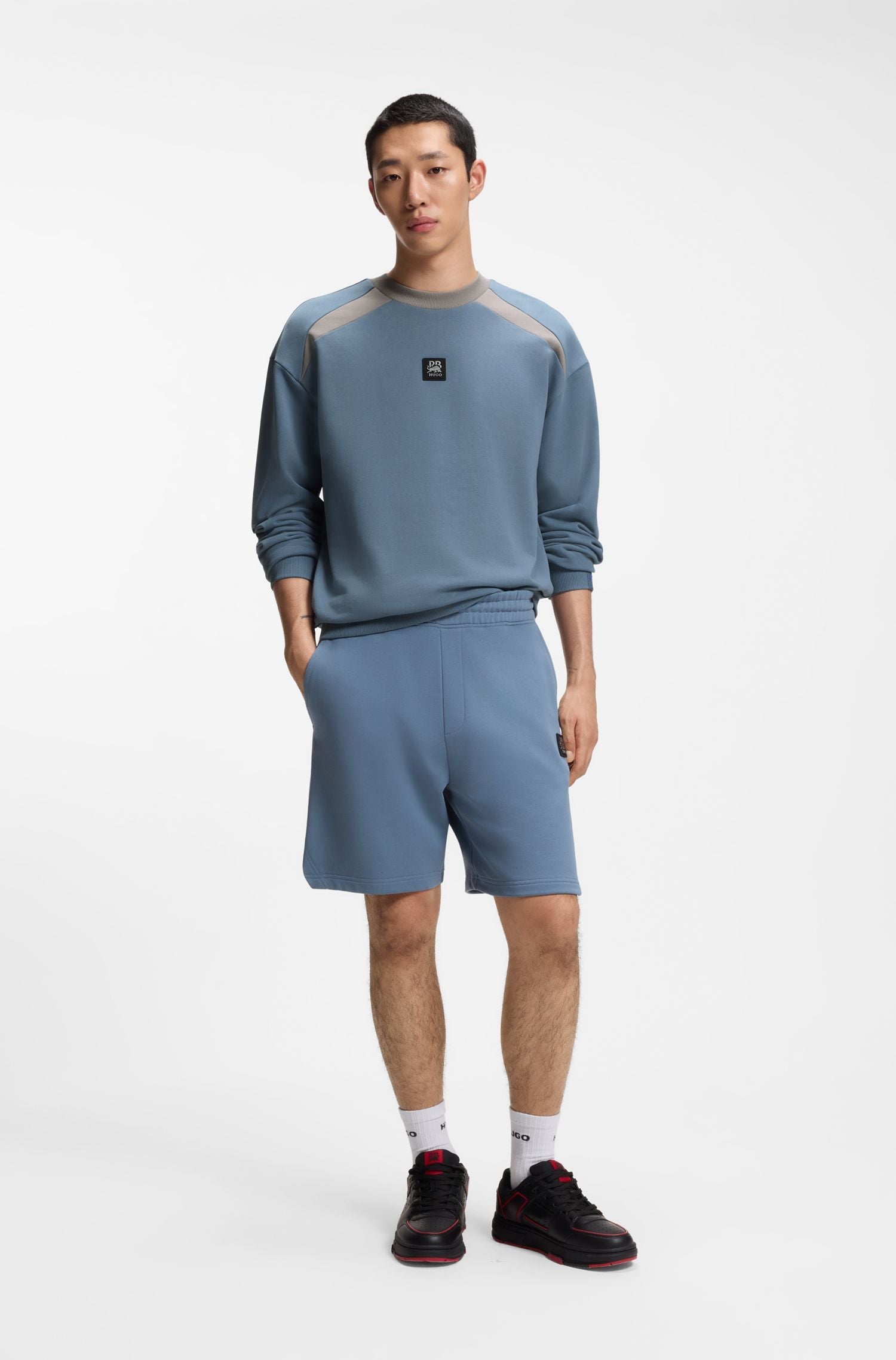 Áo nỉ cotton terry Hugo x RB với họa tiết bò tót