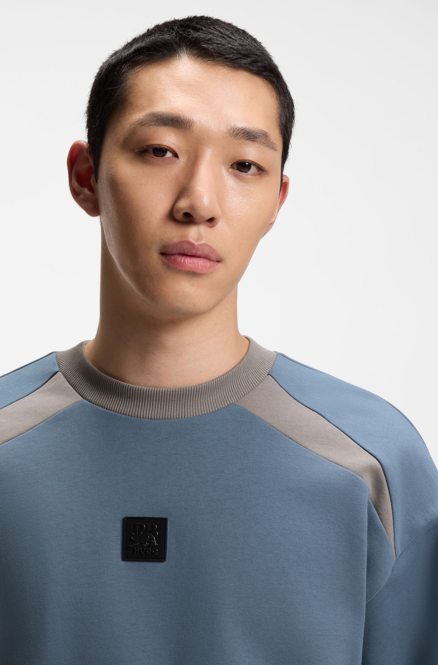 Áo nỉ cotton terry Hugo x RB với họa tiết bò tót