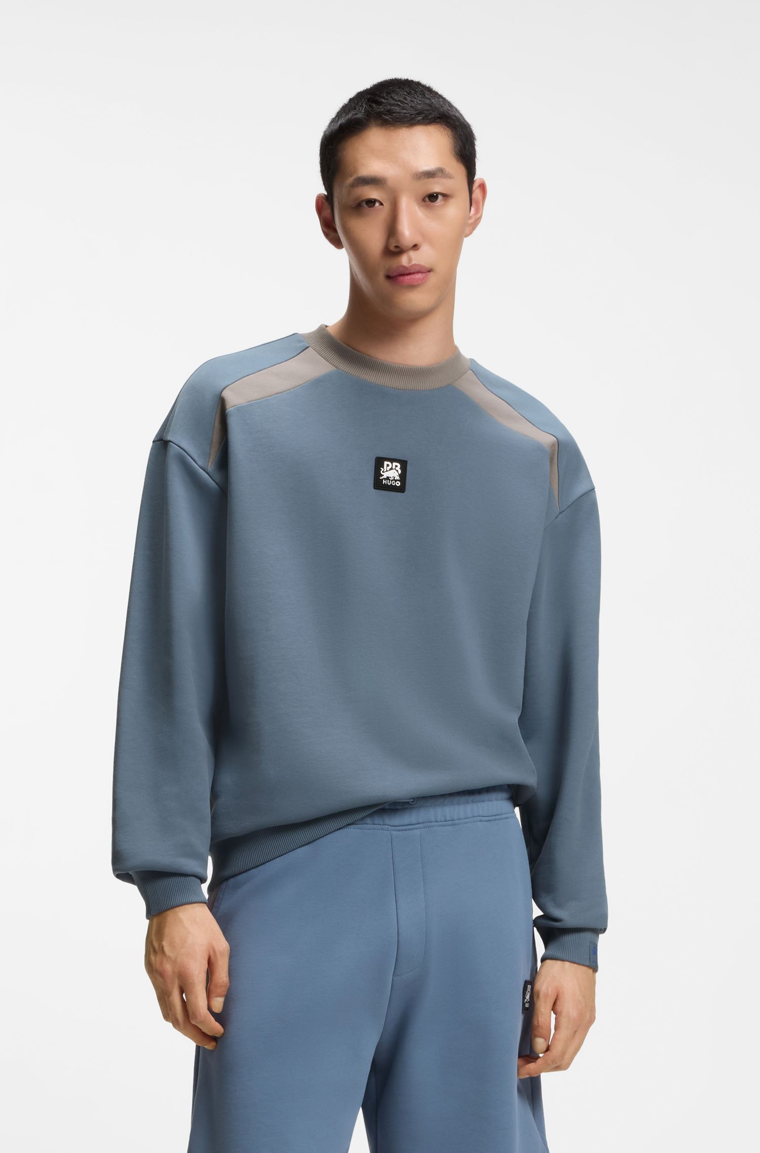 Áo nỉ cotton terry Hugo x RB với họa tiết bò tót