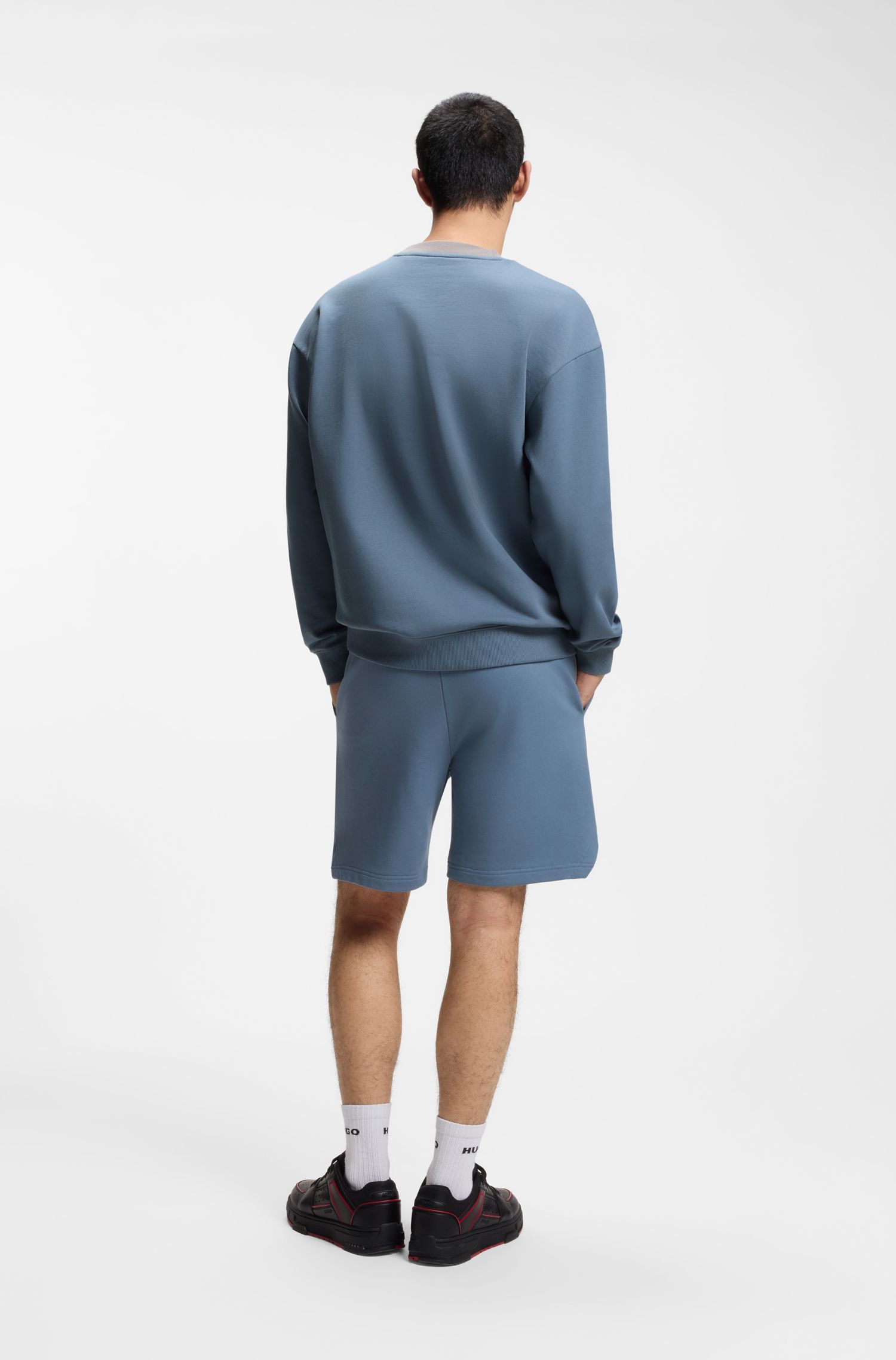 Áo nỉ cotton terry Hugo x RB với họa tiết bò tót