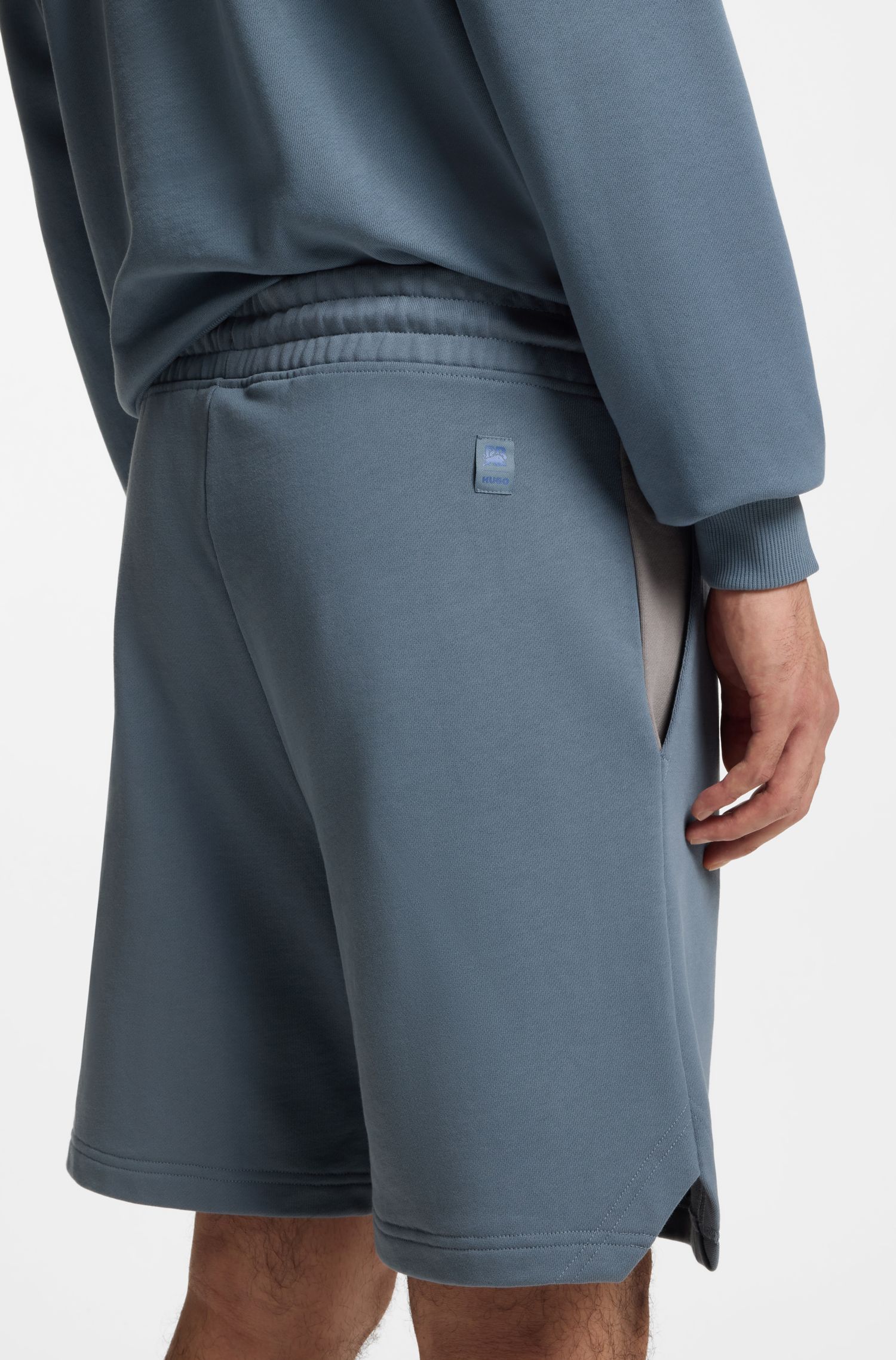Quần short cotton terry Hugo x RB với họa tiết bò tót