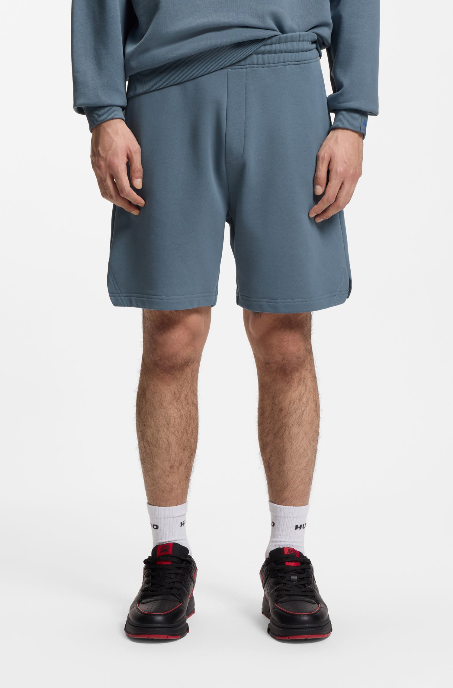 Quần short cotton terry Hugo x RB với họa tiết bò tót
