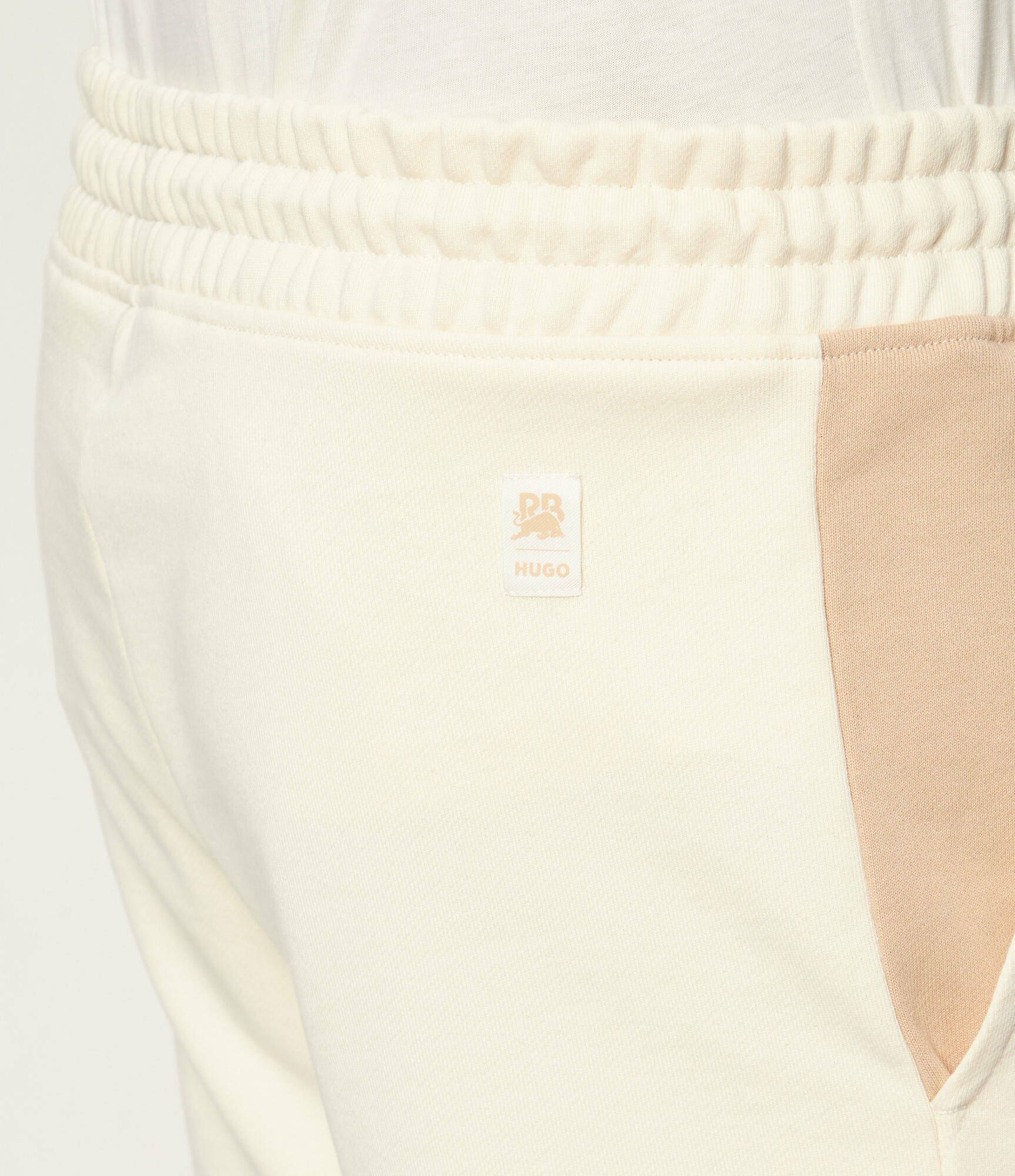 HUGO - Quần short cotton terry Hugo x RB với họa tiết bò tót