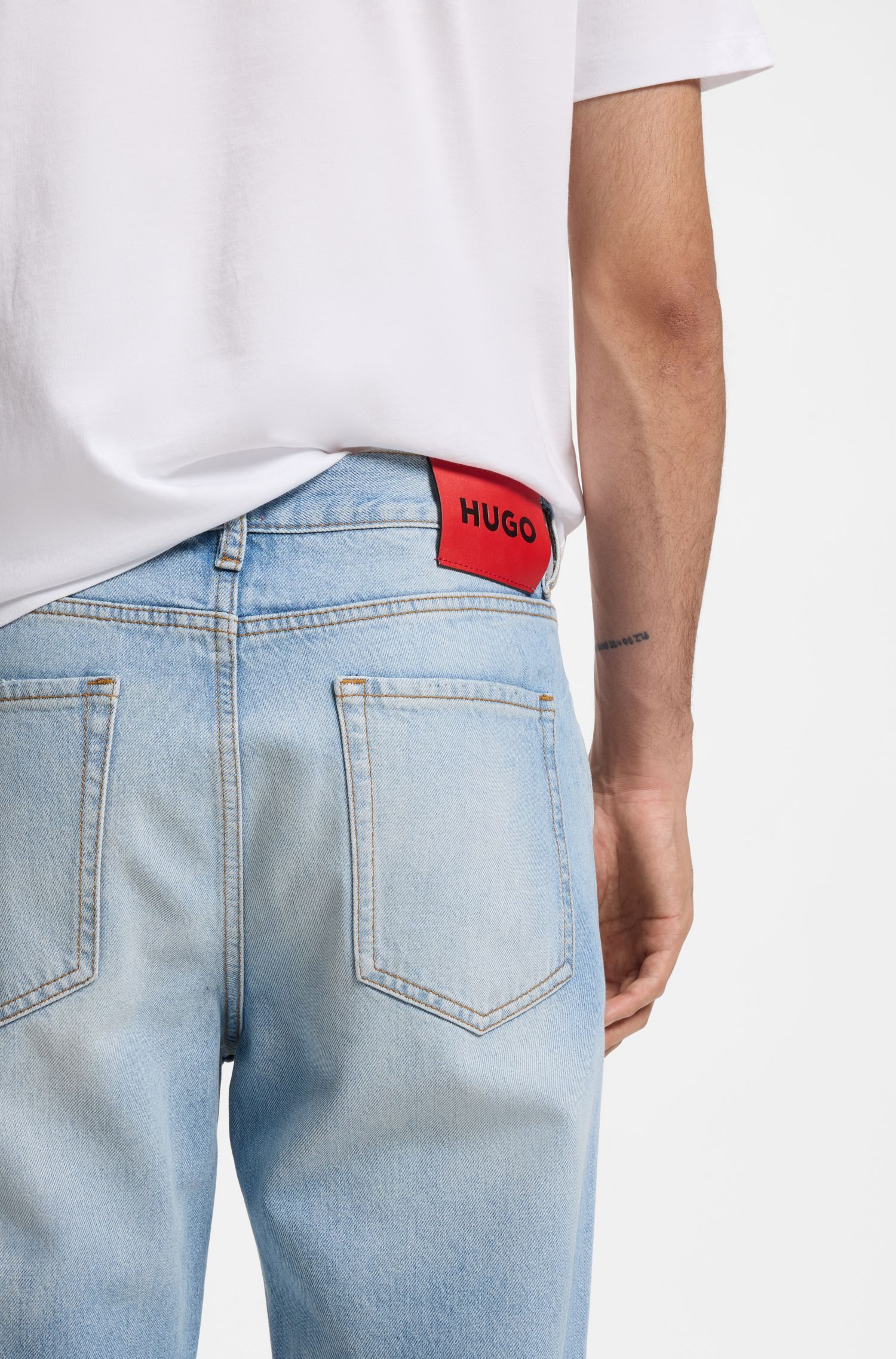 HUGO - Quần jeans dáng suông thoải mái màu xanh dương sáng.