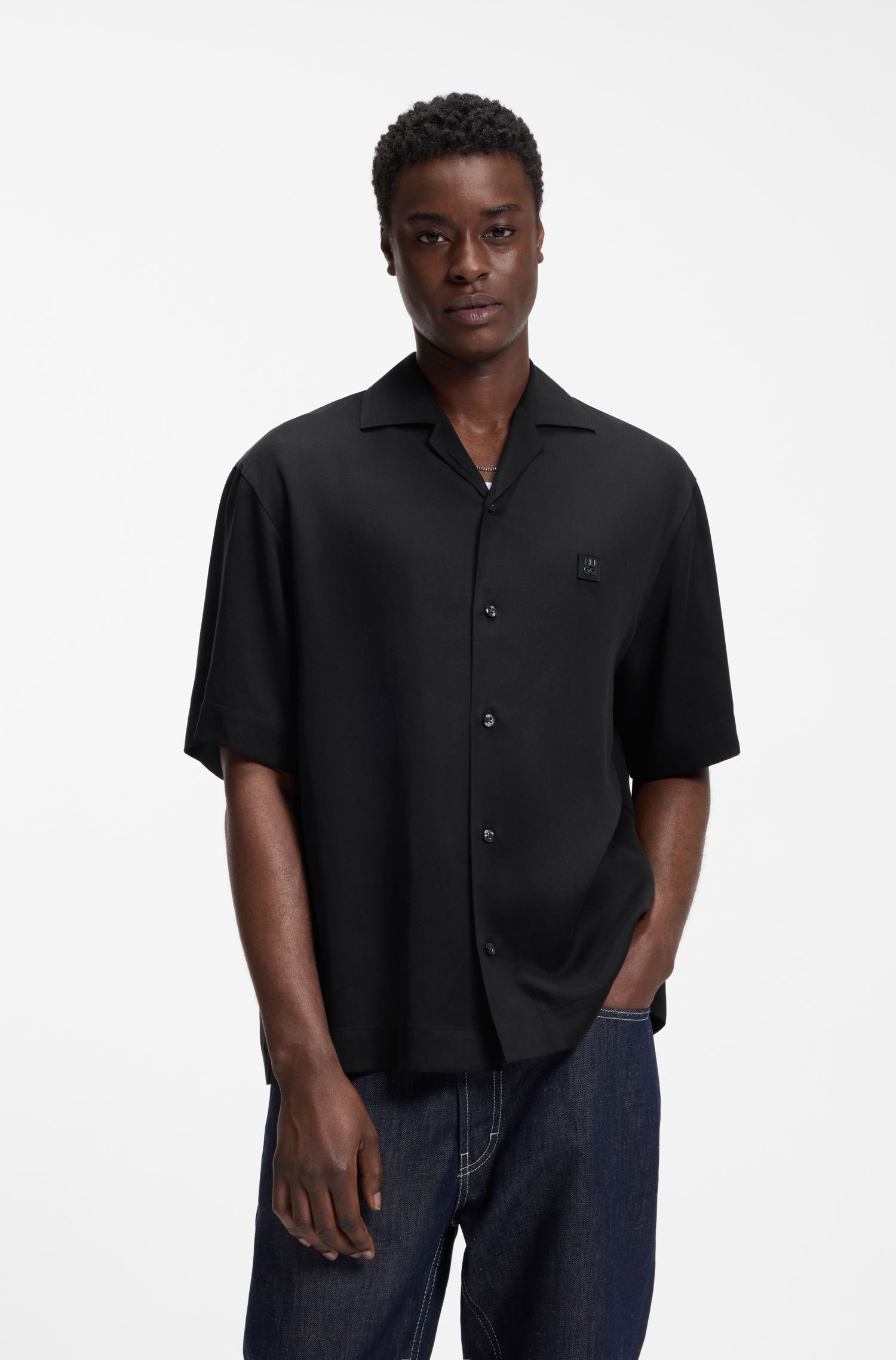 Áo sơ mi oversize với logo xếp chồng