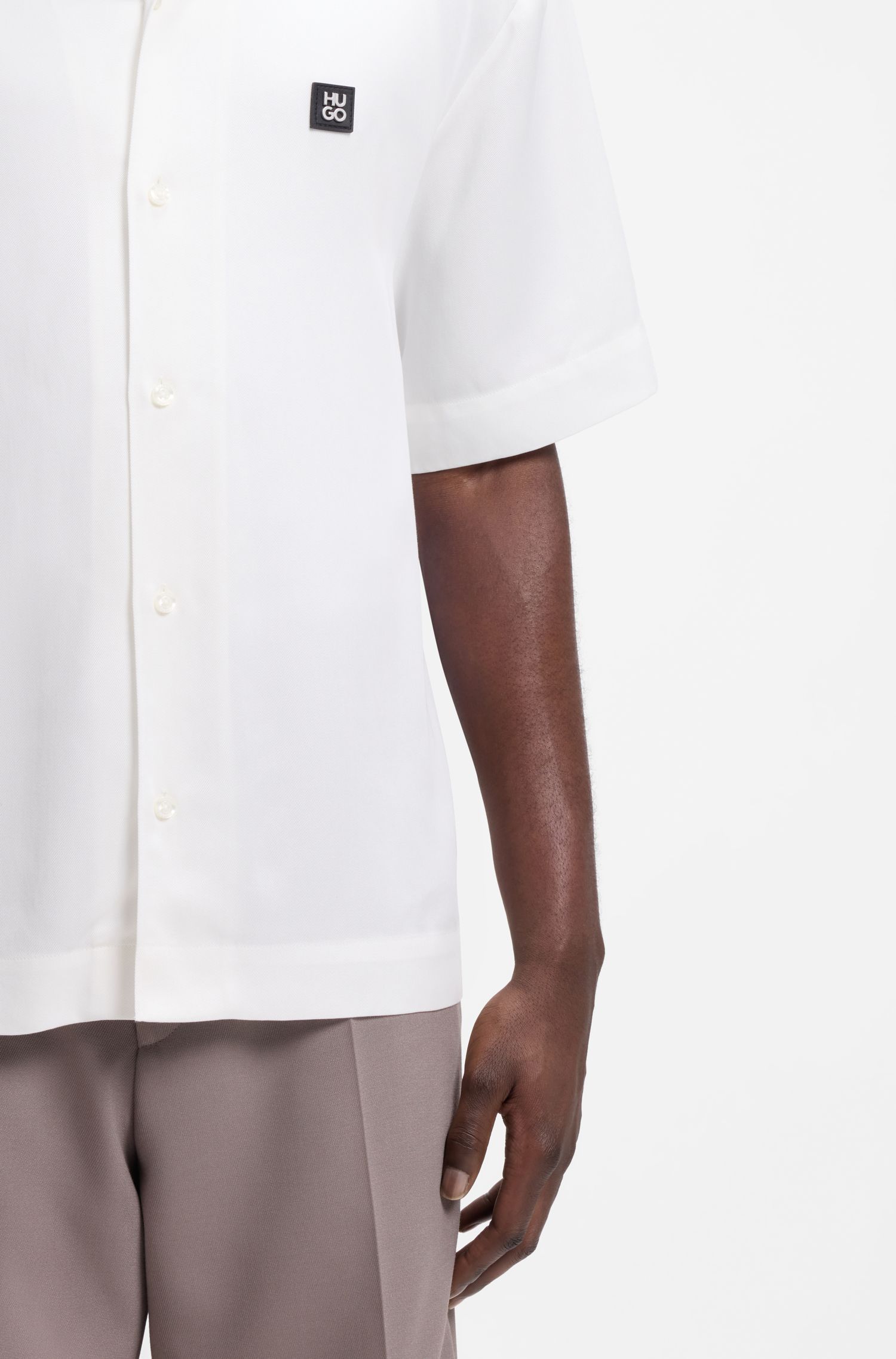 HUGO - Áo sơ mi oversize với logo xếp chồng
