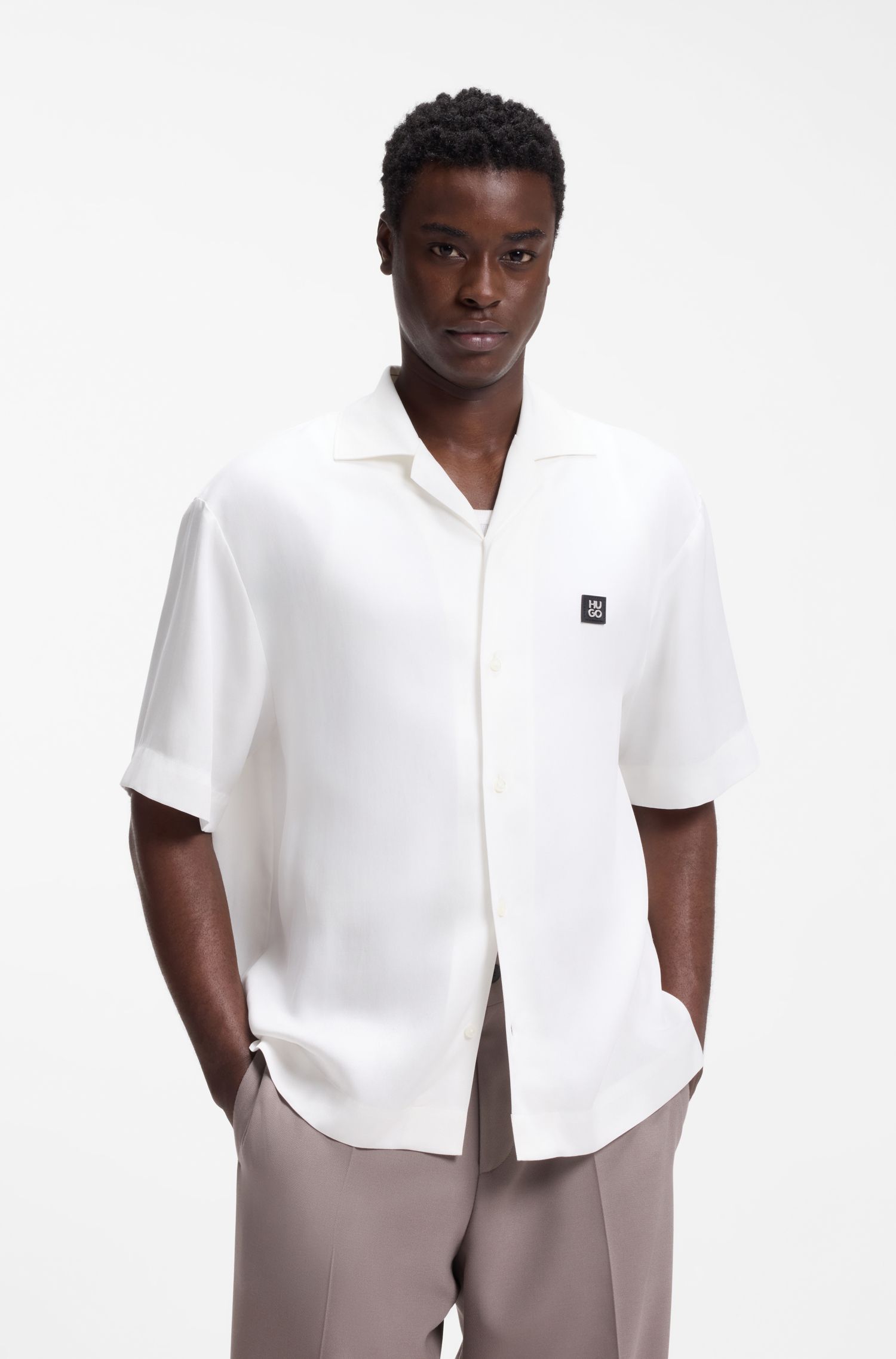 Áo sơ mi oversize với logo xếp chồng