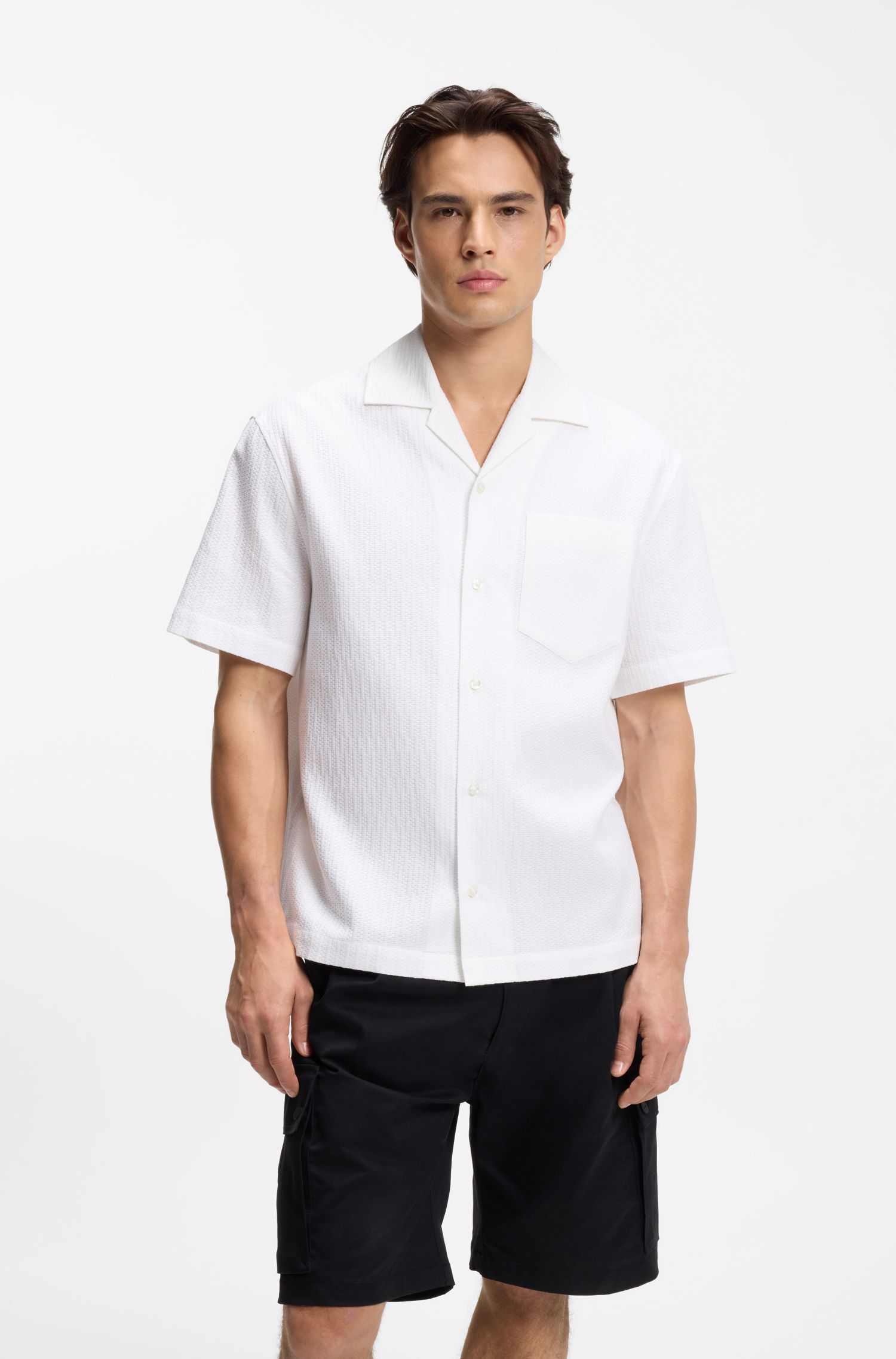 Áo sơ mi dáng rộng làm từ chất liệu cotton cứng cáp.