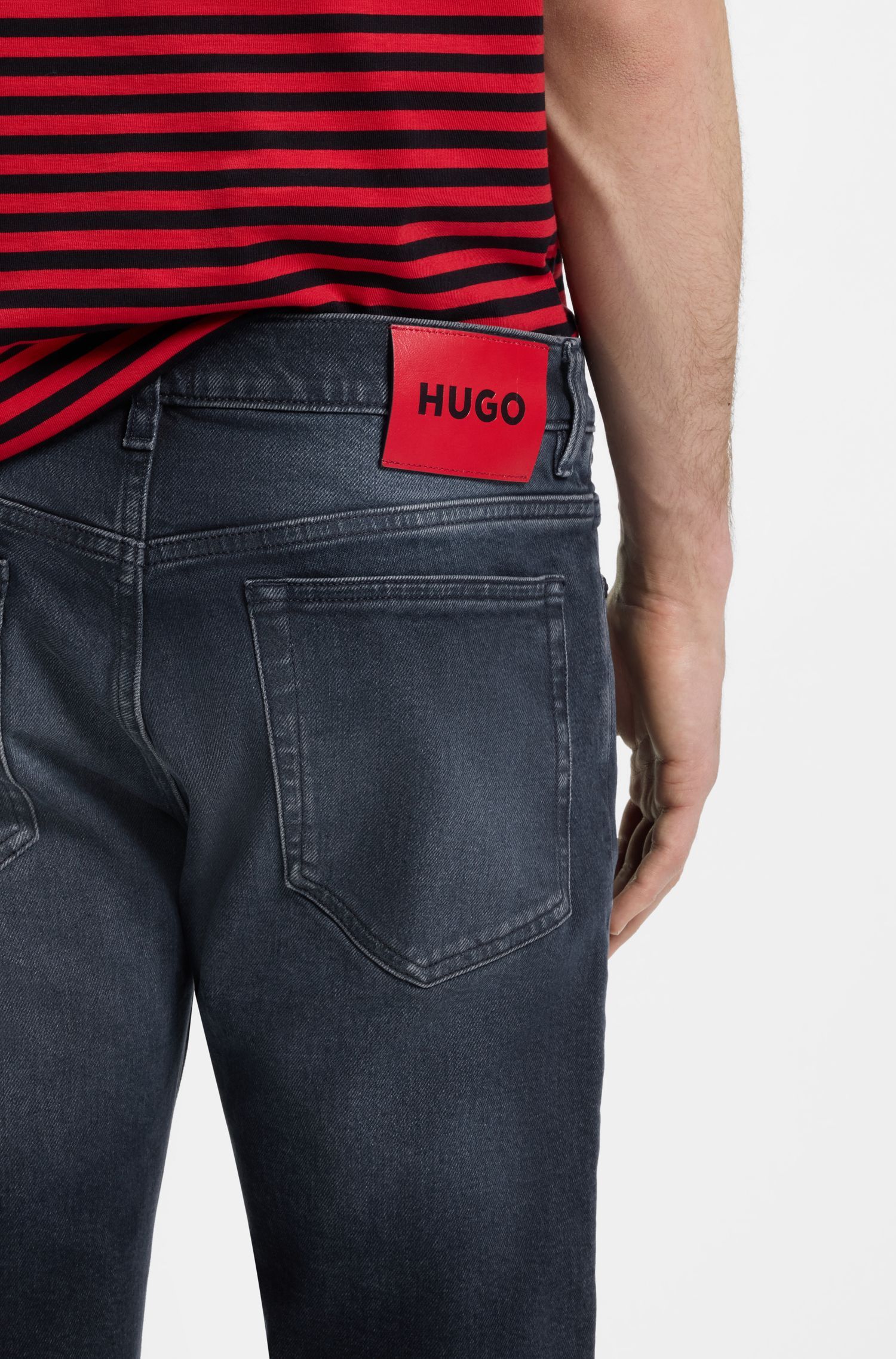 HUGO - Quần jeans dáng ôm màu xanh đậm, chất liệu denim co giãn.