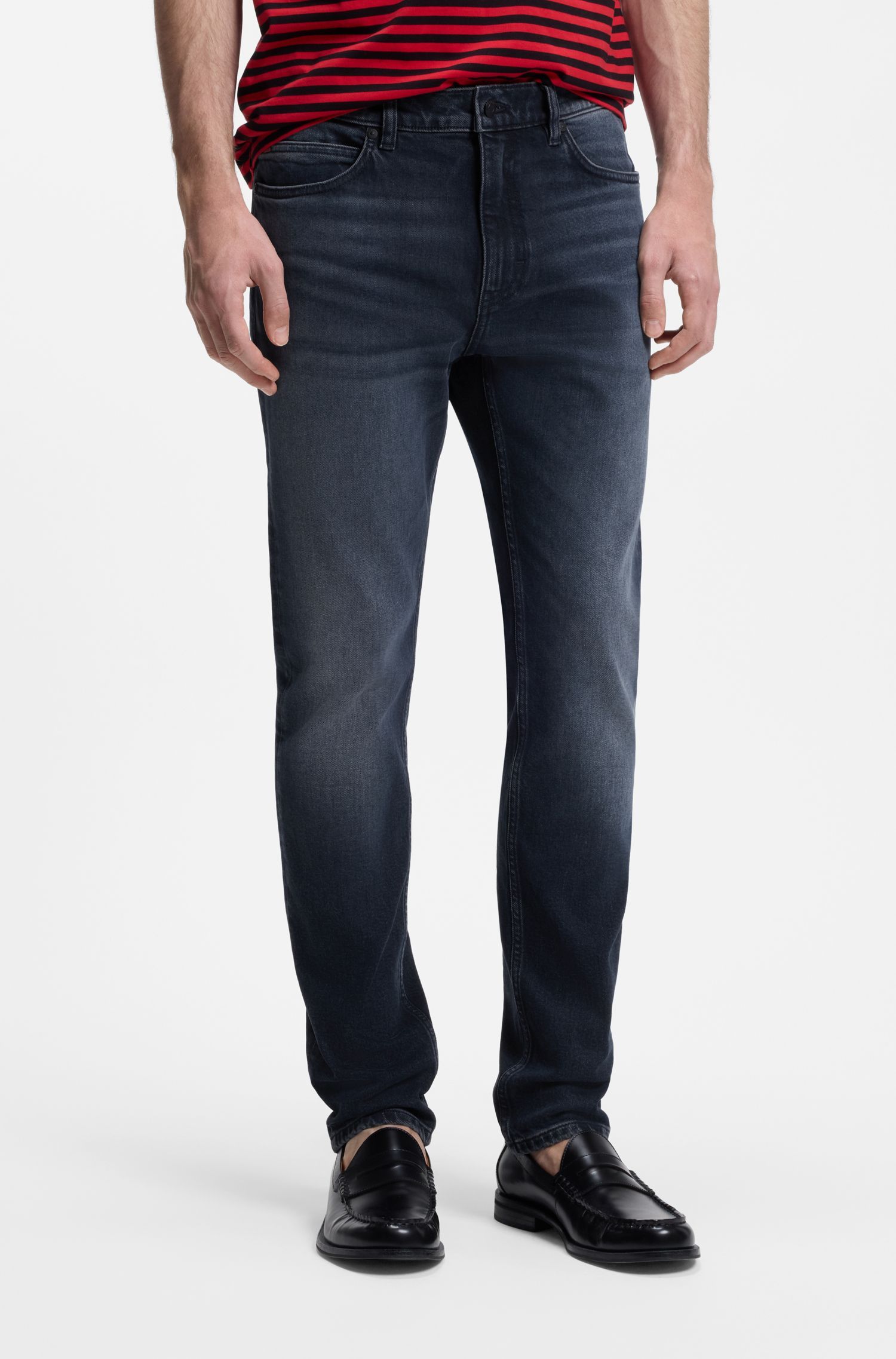 Quần jeans dáng ôm màu xanh đậm, chất liệu denim co giãn.
