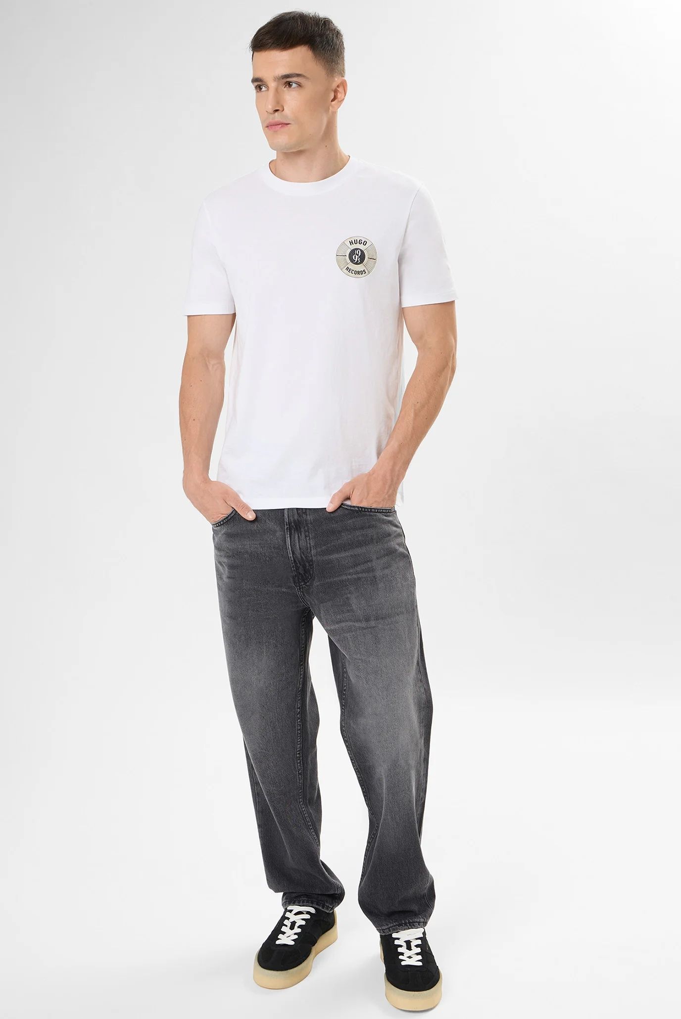 Quần jeans dáng relaxed fit