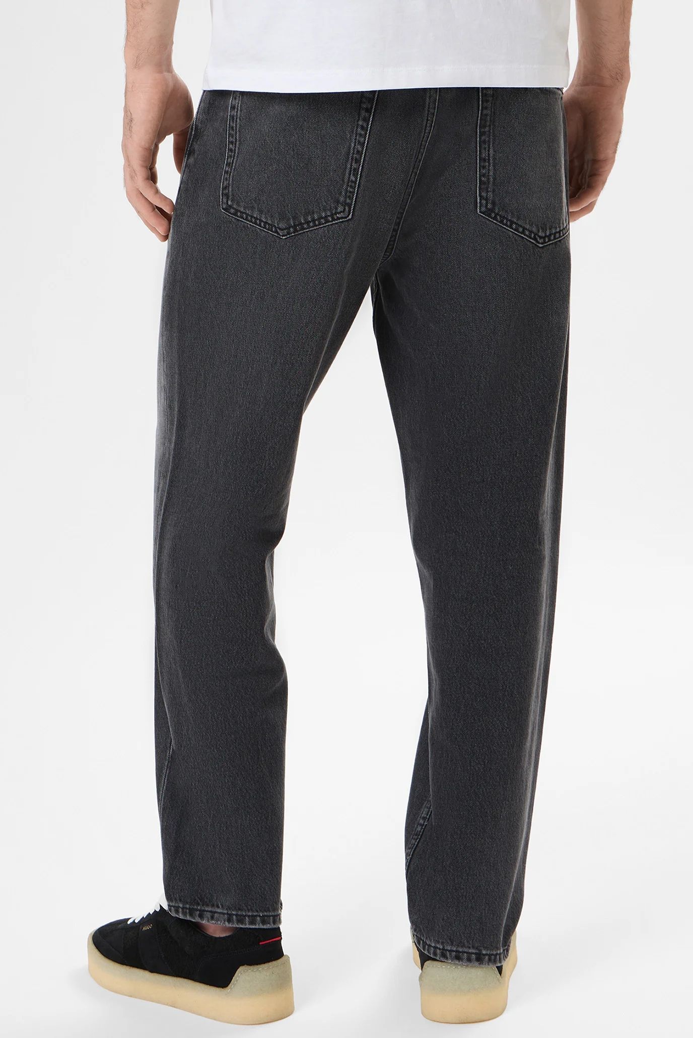 Quần jeans dáng relaxed fit