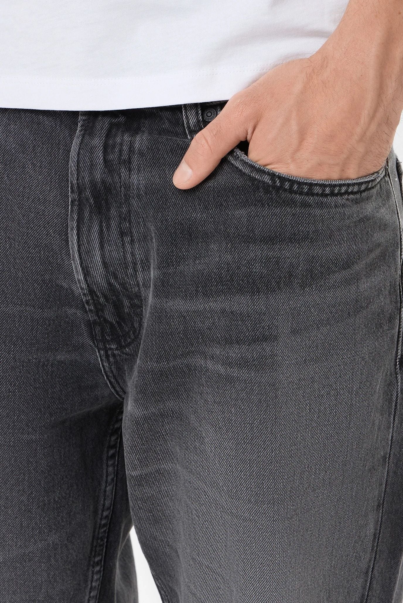 Quần jeans dáng relaxed fit