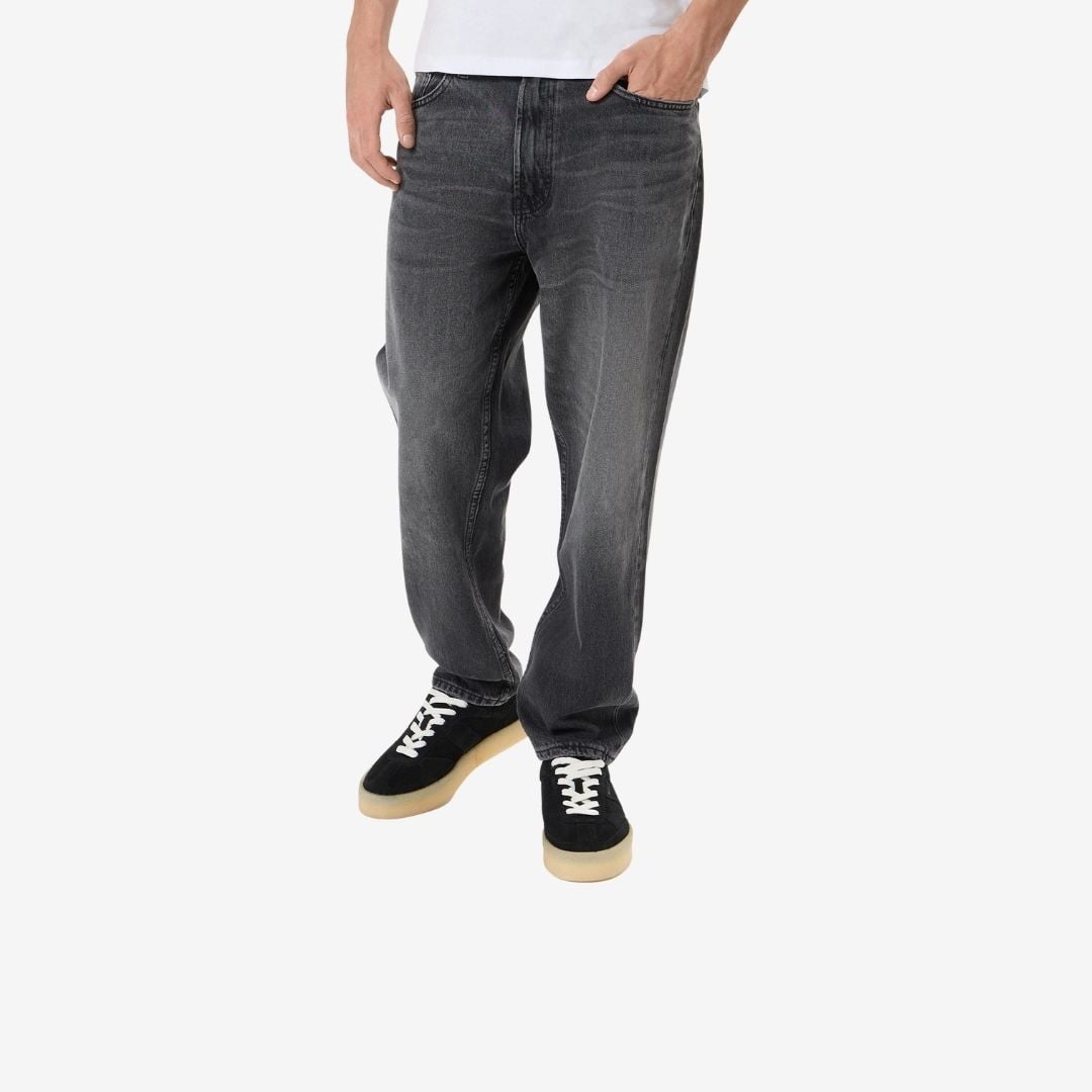 Quần jeans dáng relaxed fit