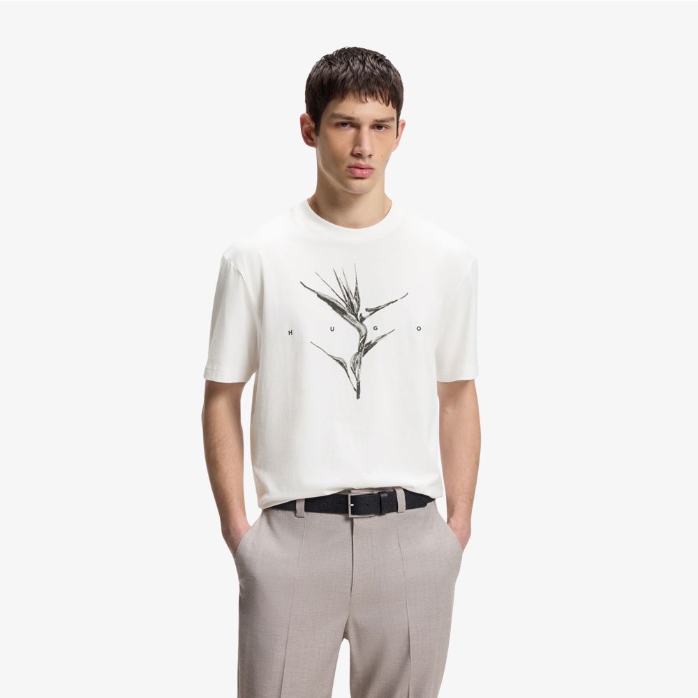 Áo thun dáng rộng thoải mái bằng chất liệu cotton với hình vẽ và logo.
