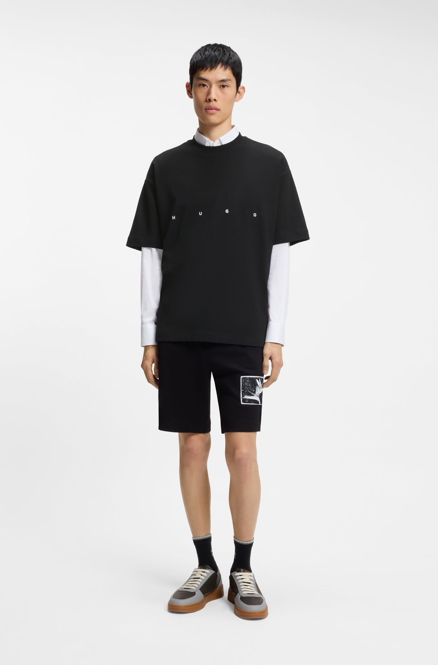HUGO - Áo thun cotton dáng rộng với logo in nổi bật.