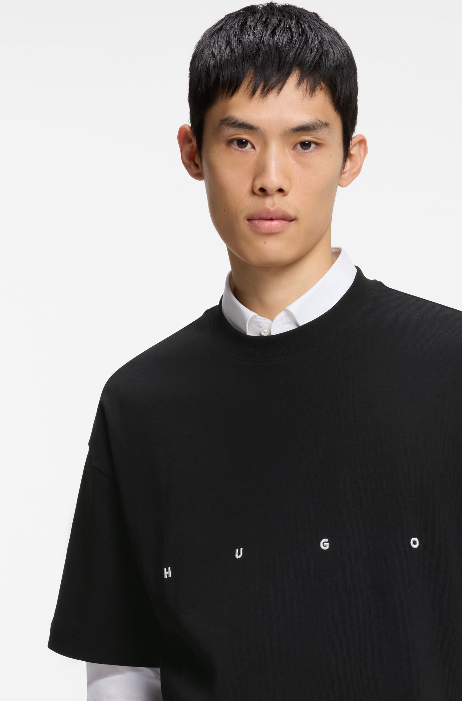 HUGO - Áo thun cotton dáng rộng với logo in nổi bật.