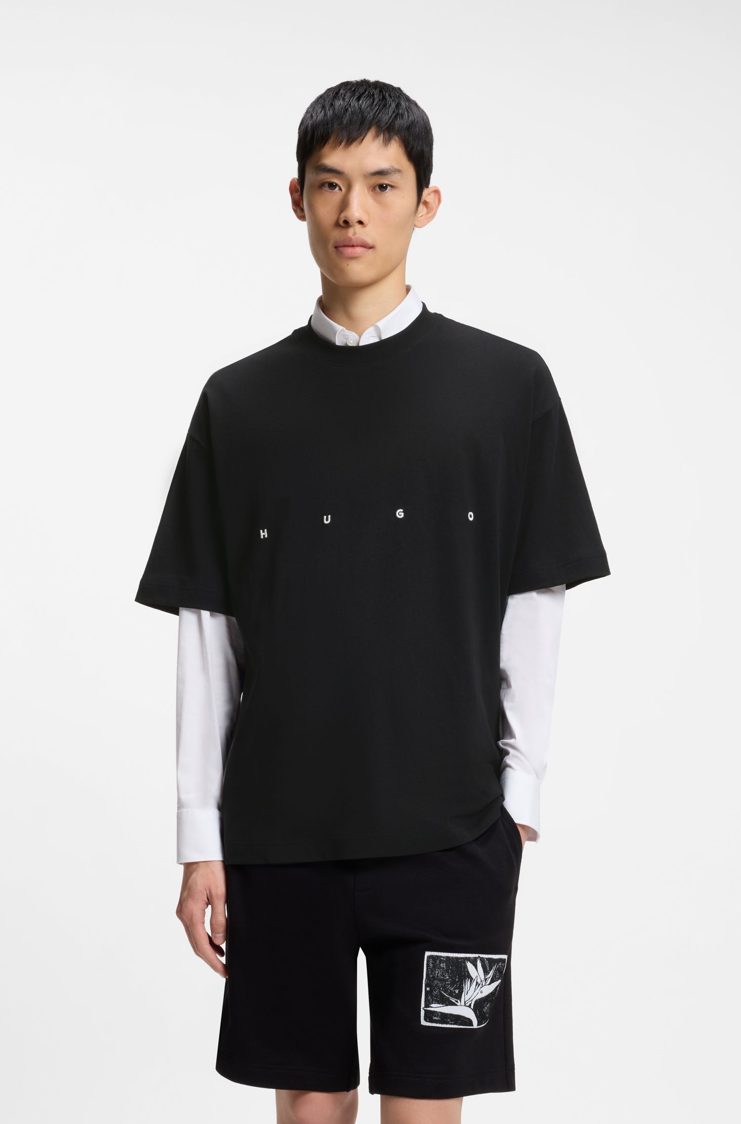 Áo thun cotton dáng rộng với logo in nổi bật.