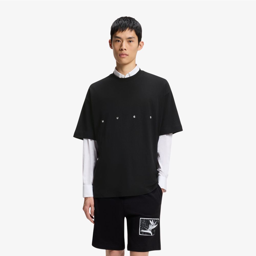 HUGO - Áo thun cotton dáng rộng với logo in nổi bật.