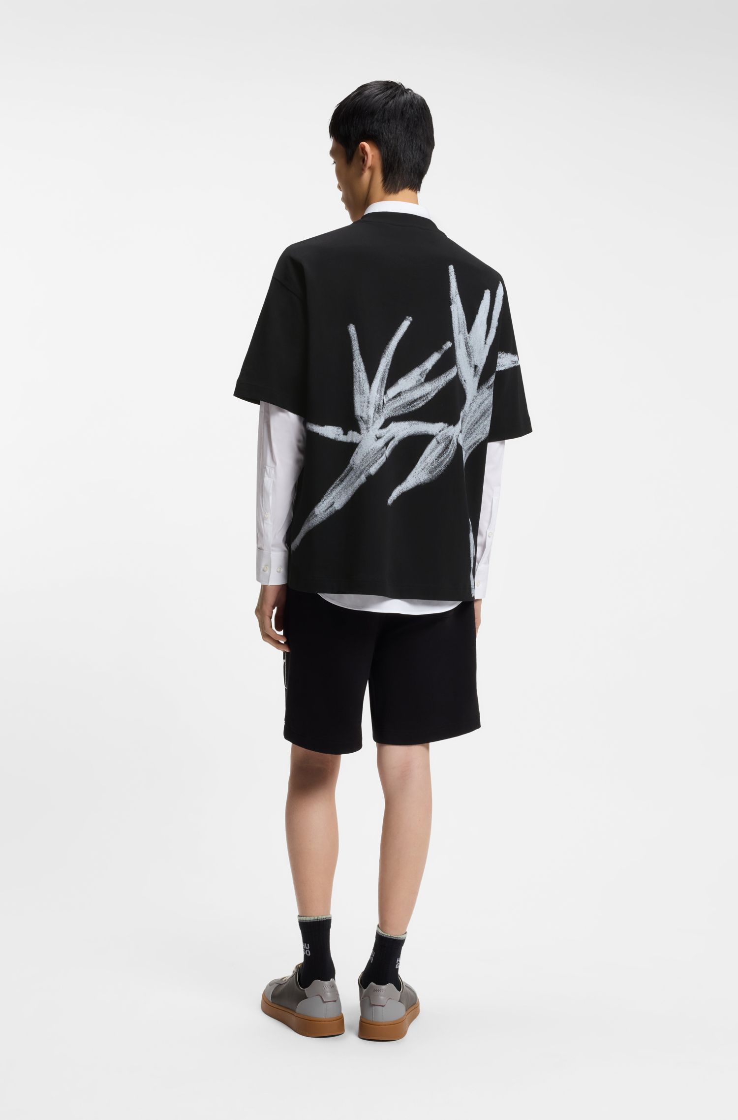 HUGO - Áo thun cotton dáng rộng với logo in nổi bật.