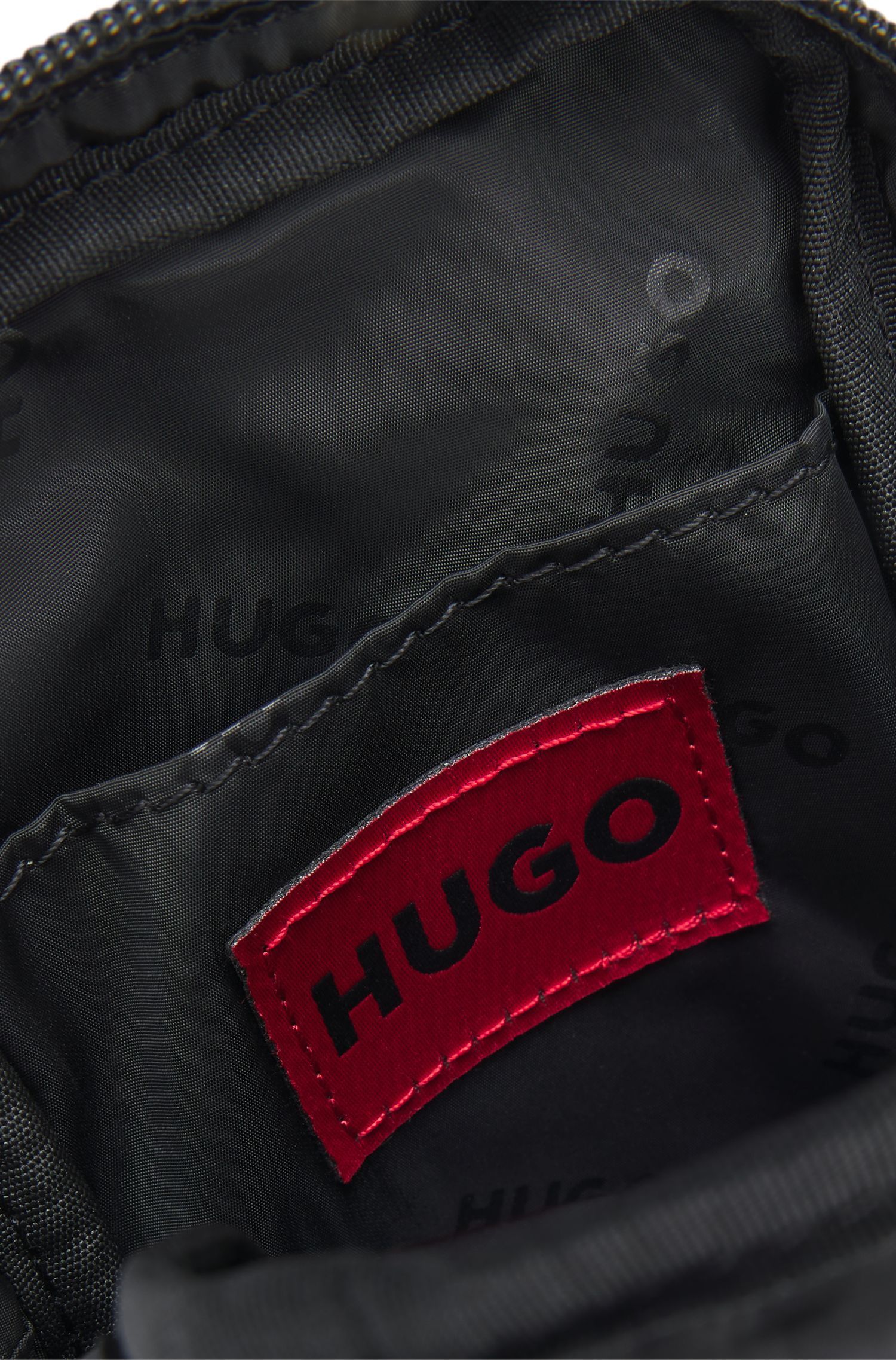 HUGO - Giá đỡ điện thoại có logo kèm túi nhỏ.