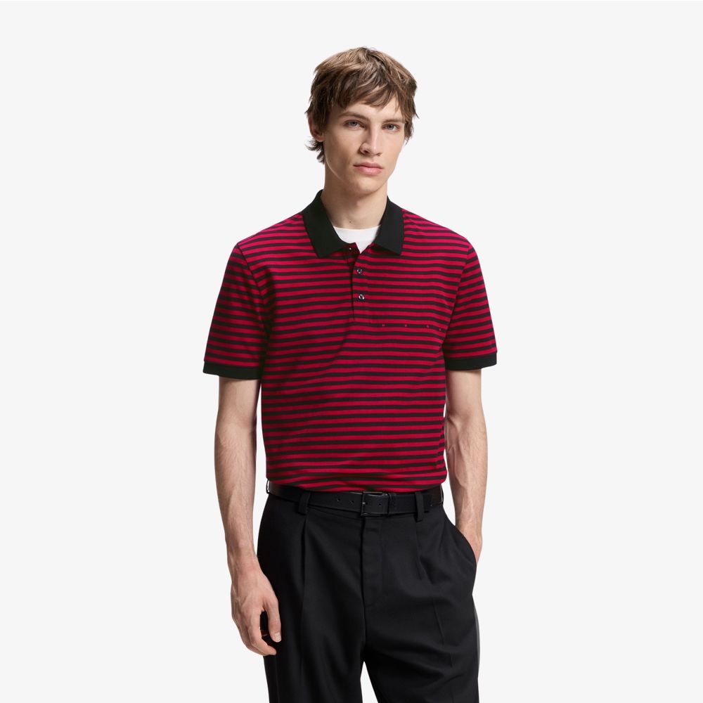 Áo polo chất liệu cotton piqué với họa tiết sọc ngang.